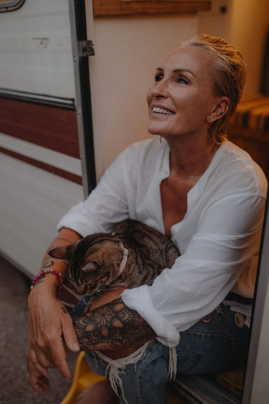 Nadine Miree hält eine schlafende Katze im Arm.