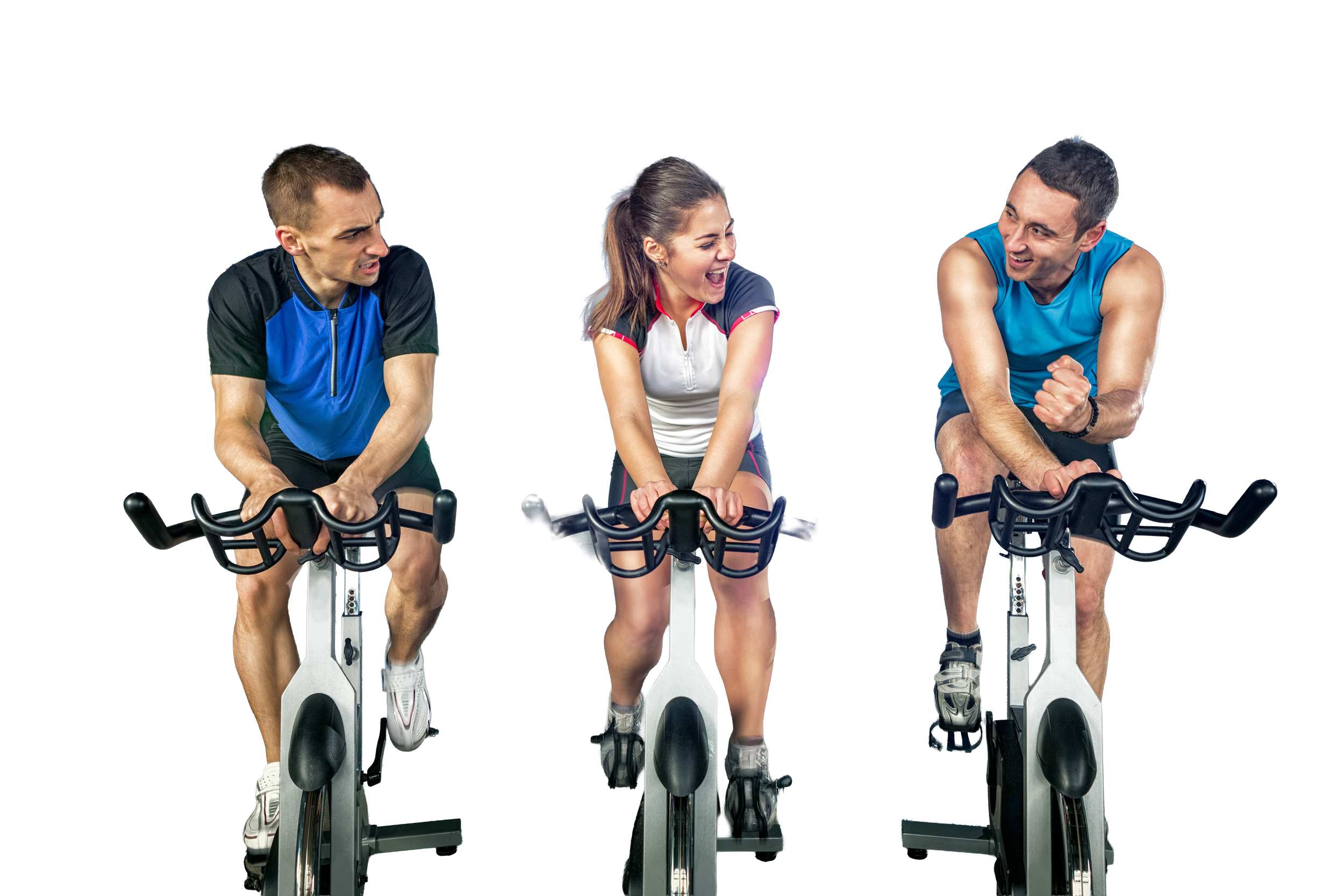 Drei mensen die fietsen op een indoor hometrainer, lachen en praten met elkaar, gekleed in sportkleding.