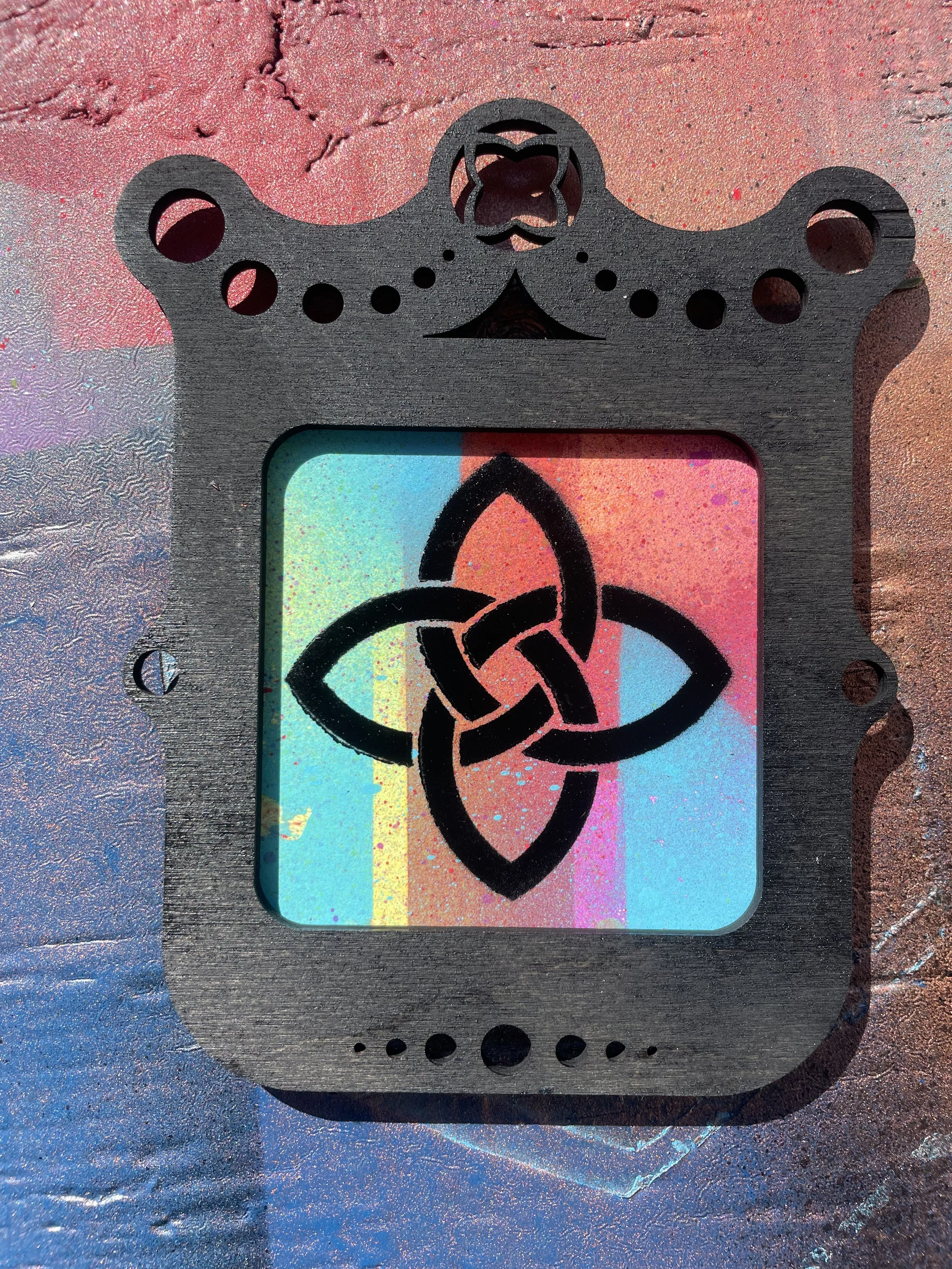 Solomon's knot spray print with wooden frame.