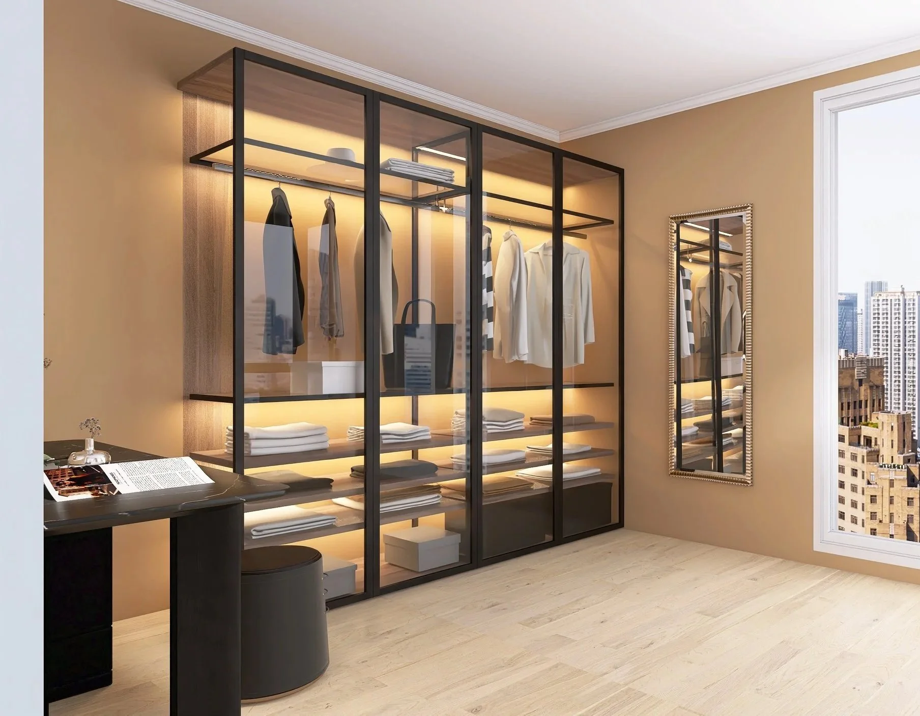 Vestidor moderno con gabinetes de cristal con ropa y accesorios, ventana con vista a edificios urbanos, espejo decorativo y escritorio con asiento.
