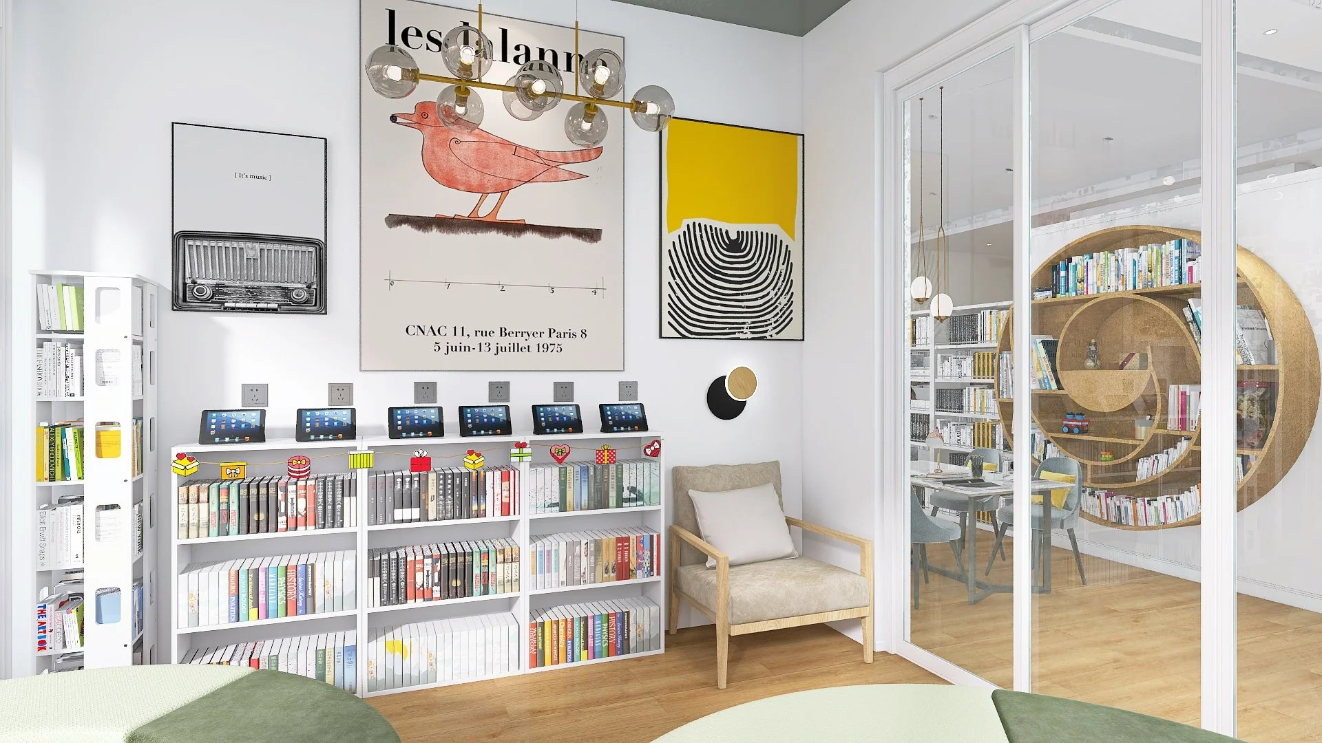 Espacio de oficina con estanterías llenas de libros, ilustraciones en la pared, una silla beige, y una sala de reuniones visible a través de una pared de cristal
