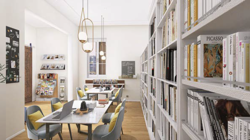 Sala de lectura con estanterías llenas de libros en una pared, mesa con sillas y una laptop, iluminación moderna.