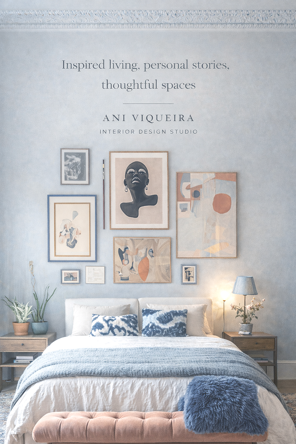 Habitación decorada con cuadros abstractos y retratos en tonos beige y azul, cama con almohadas blancas y de estampado azul, lámpara en una mesita y plantas en macetas. Interior moderno y acogedor.