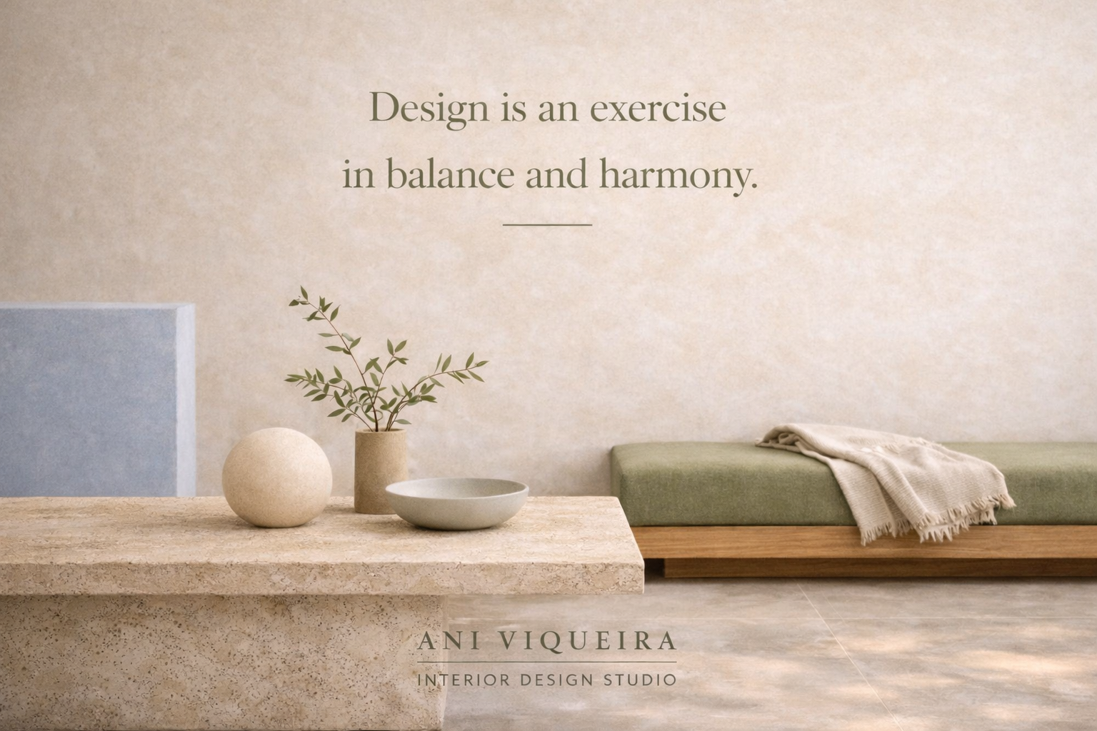 Una sala de diseño interior con una mesa de piedra, una planta y jarrón, y un banco con cojín verde y una manta beige, y un texto en la pared que dice 'El diseño es un ejercicio en equilibrio y armonía'.
