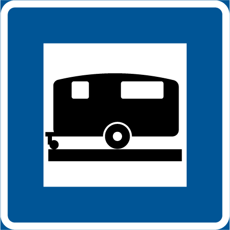 Vägskylt som visar en husvagn, indikerar camping, ställplats eller husvagnsparkering.