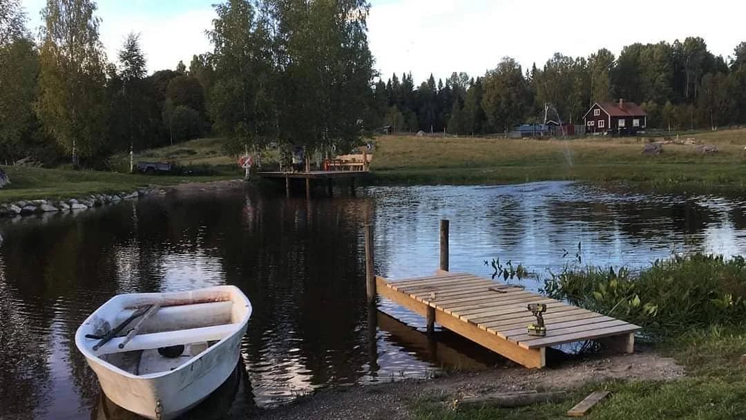 V&aring;ran fina lilla sj&ouml;, perfekt f&ouml;r ett dopp i sommarv&auml;rmen 🙌
PS, vi har &auml;ven en st&ouml;rre sj&ouml; att prova fiskelyckan i 🎣 fiskesp&ouml;n finns att hyra i v&aring;ran aktivitetsbod 😄