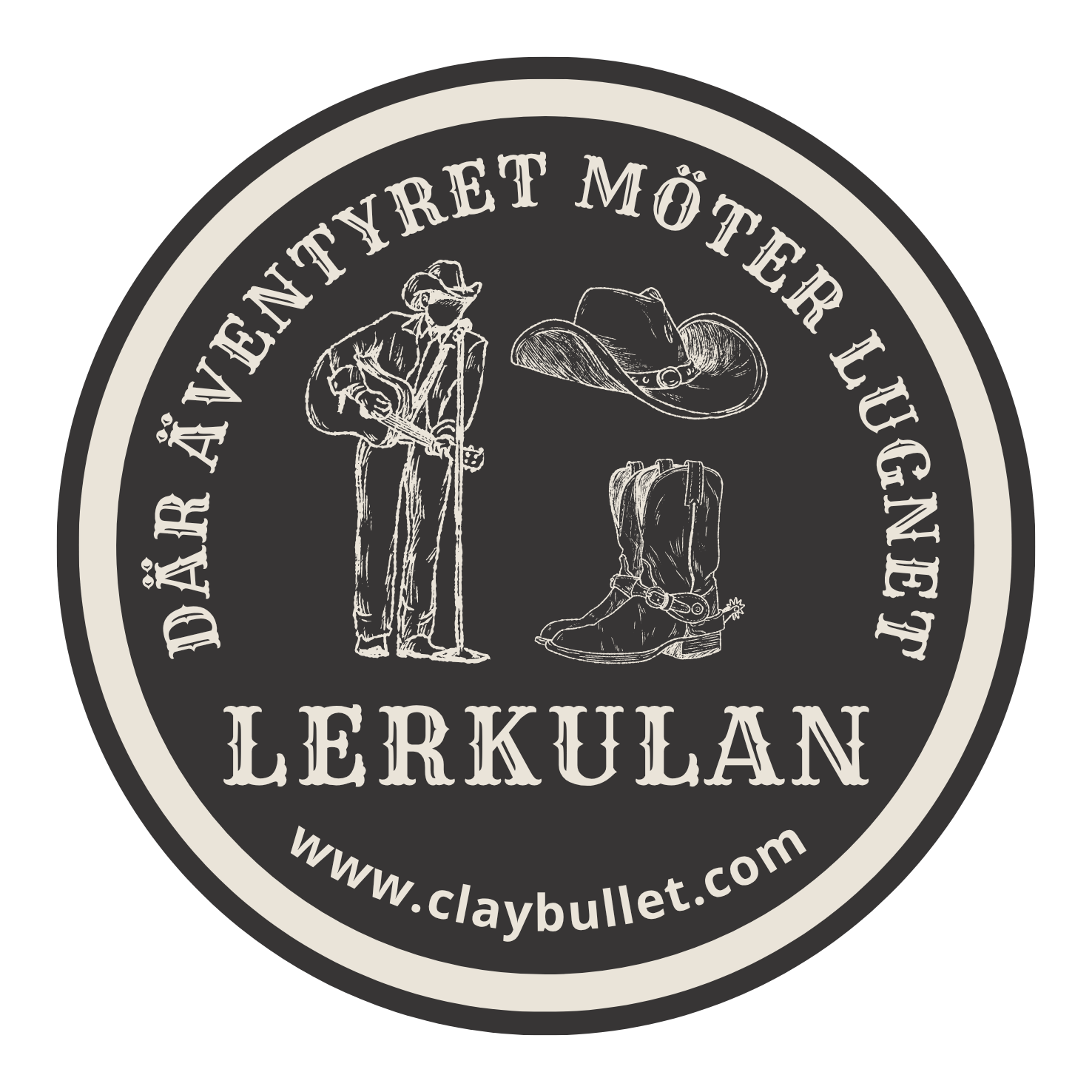 En rund badge med text på svenska och illustrationer av en man med hatt och gevär, en hatt och en känga. Texten säger "Lerkulan, där äventyret möter lugnet" samt en webbplatsadress www.claybullet.com.