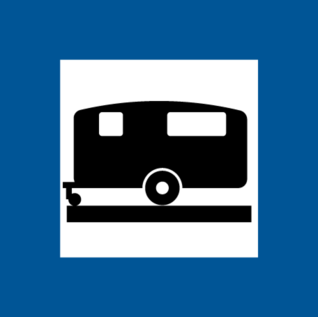 Vägskylt som visar en husvagn, indikerar camping, ställplats eller husvagnsparkering.