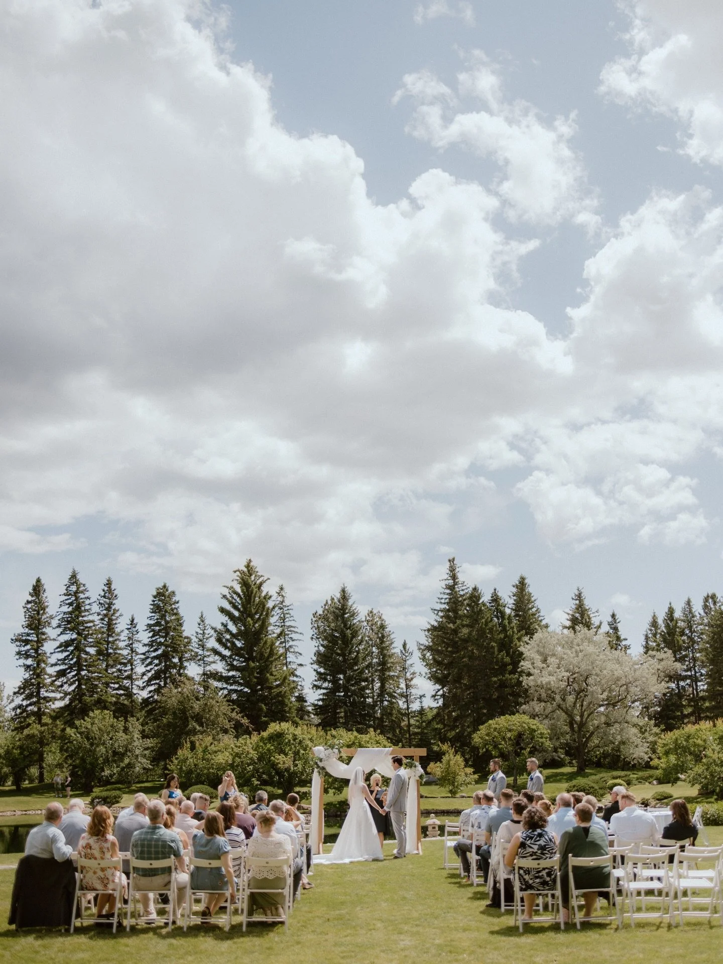 the ceremony is where the magic happens. It&rsquo;s the moment everything becomes real: quiet, emotional, and unforgettable 🤍 And while it may feel effortless, every detail, every pause, every transition is carefully planned to protect that feeling
