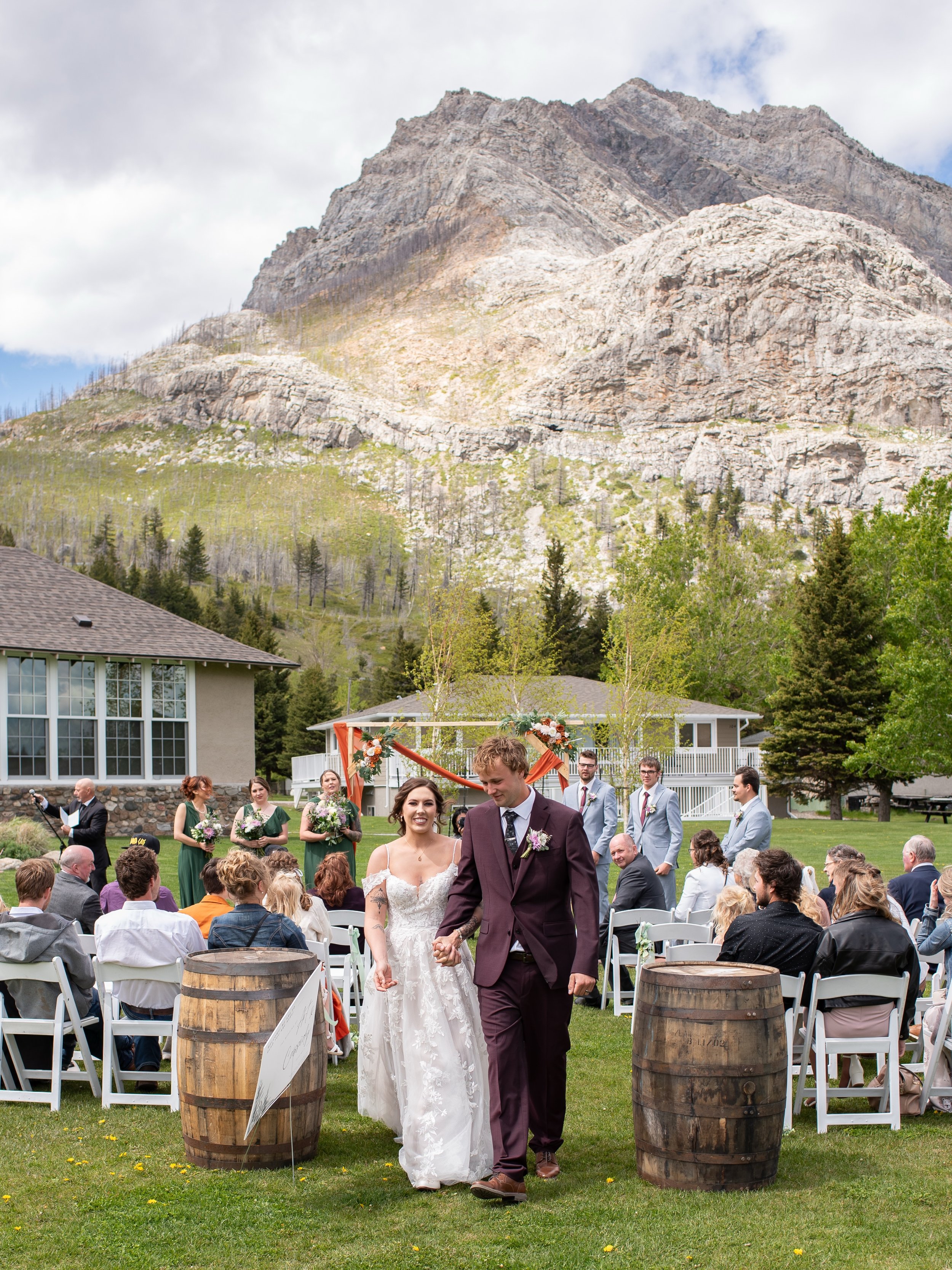 Wedding planning is more than choosing flowers and creating a Pinterest board ✨
Behind every wedding day, there are timelines, vendor communication, logistics, contracts, guest management, and hundreds of small details most couples never expect.
This