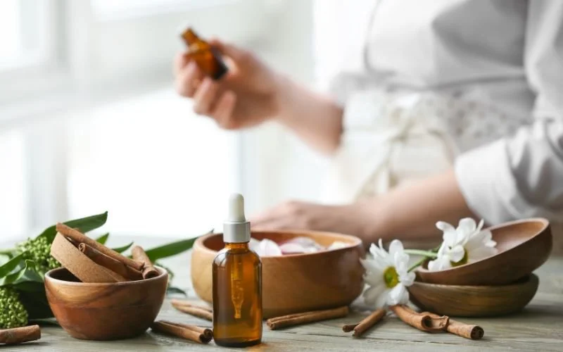 Les Bienfaits des Huiles Essentielles pour une Peau Douce et Nourrie