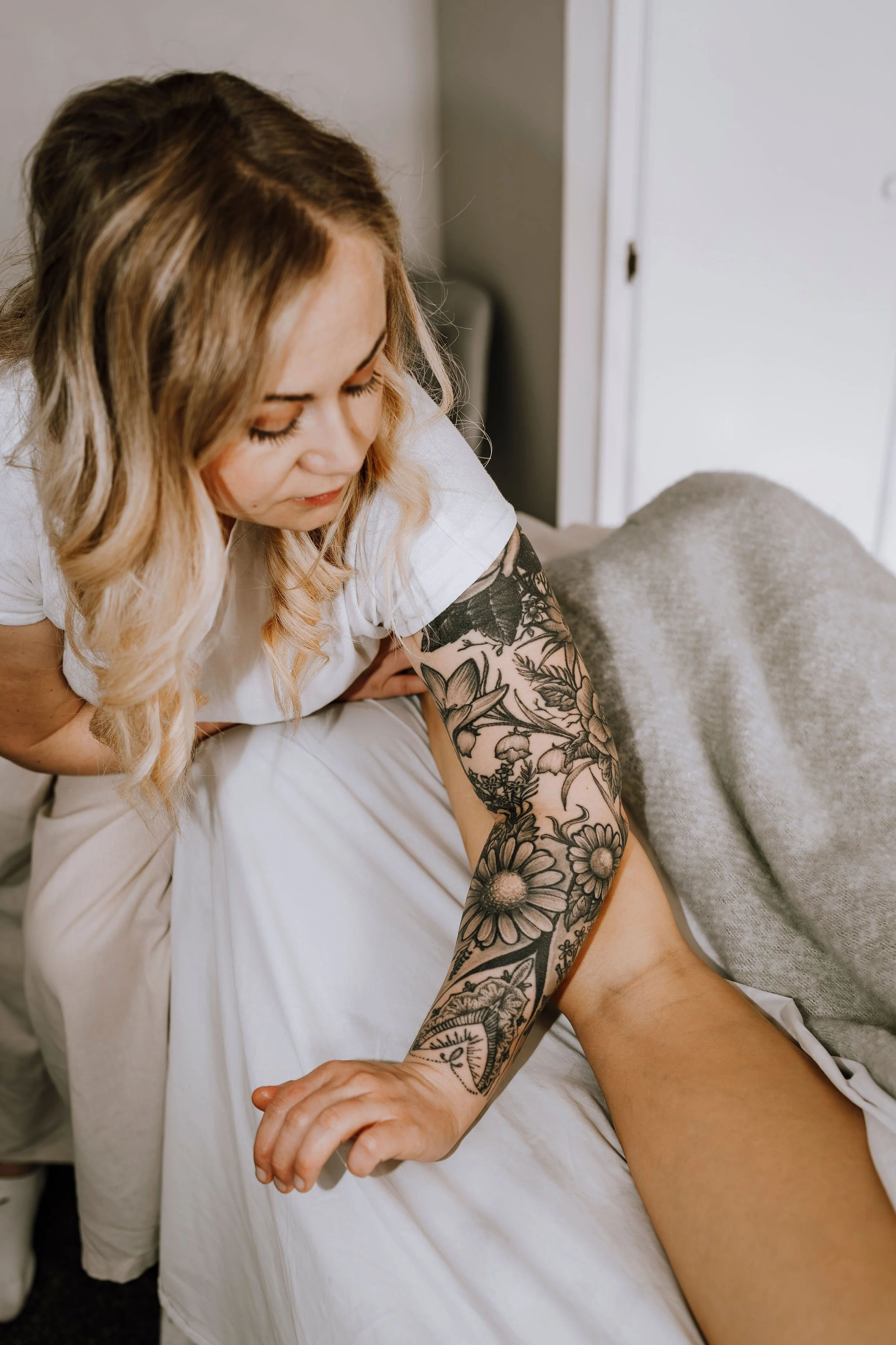 Certified massage therapist offering lymphatic drainage massage to support detoxification, reduce swelling, and improve circulation. Gentle, restorative treatment tailored to your body’s needs.