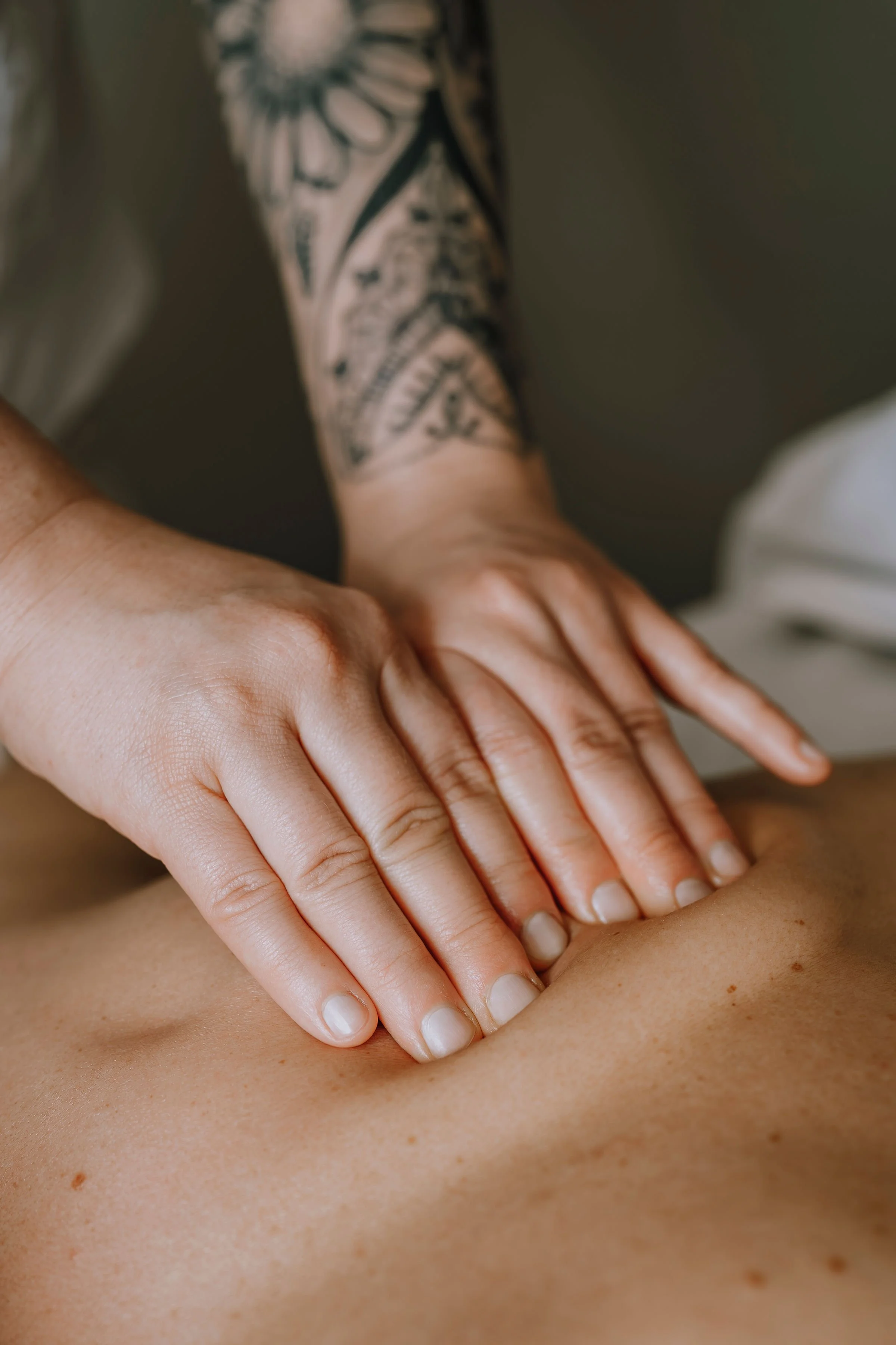 Certified massage therapist offering lymphatic drainage massage to support detoxification, reduce swelling, and improve circulation. Gentle, restorative treatment tailored to your body’s needs.