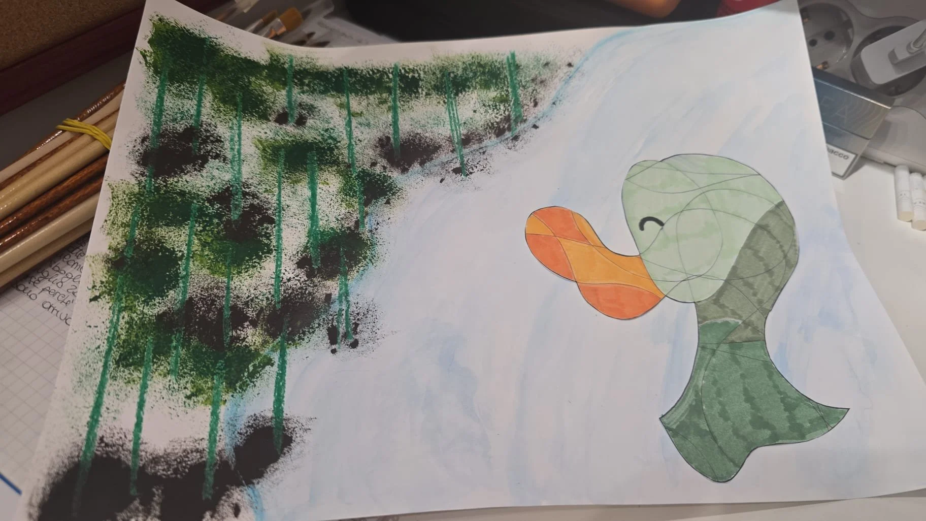 Disegno di un personaggio stilizzato di colore verde con una testa grande e le orecchie pendenti, che soffia un sopro arancione.
