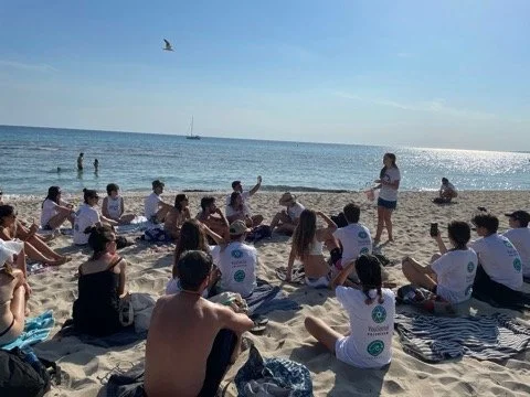 Environmental youth activist Olivia Mandle leading a Jelly Cleaner workshop on the beach