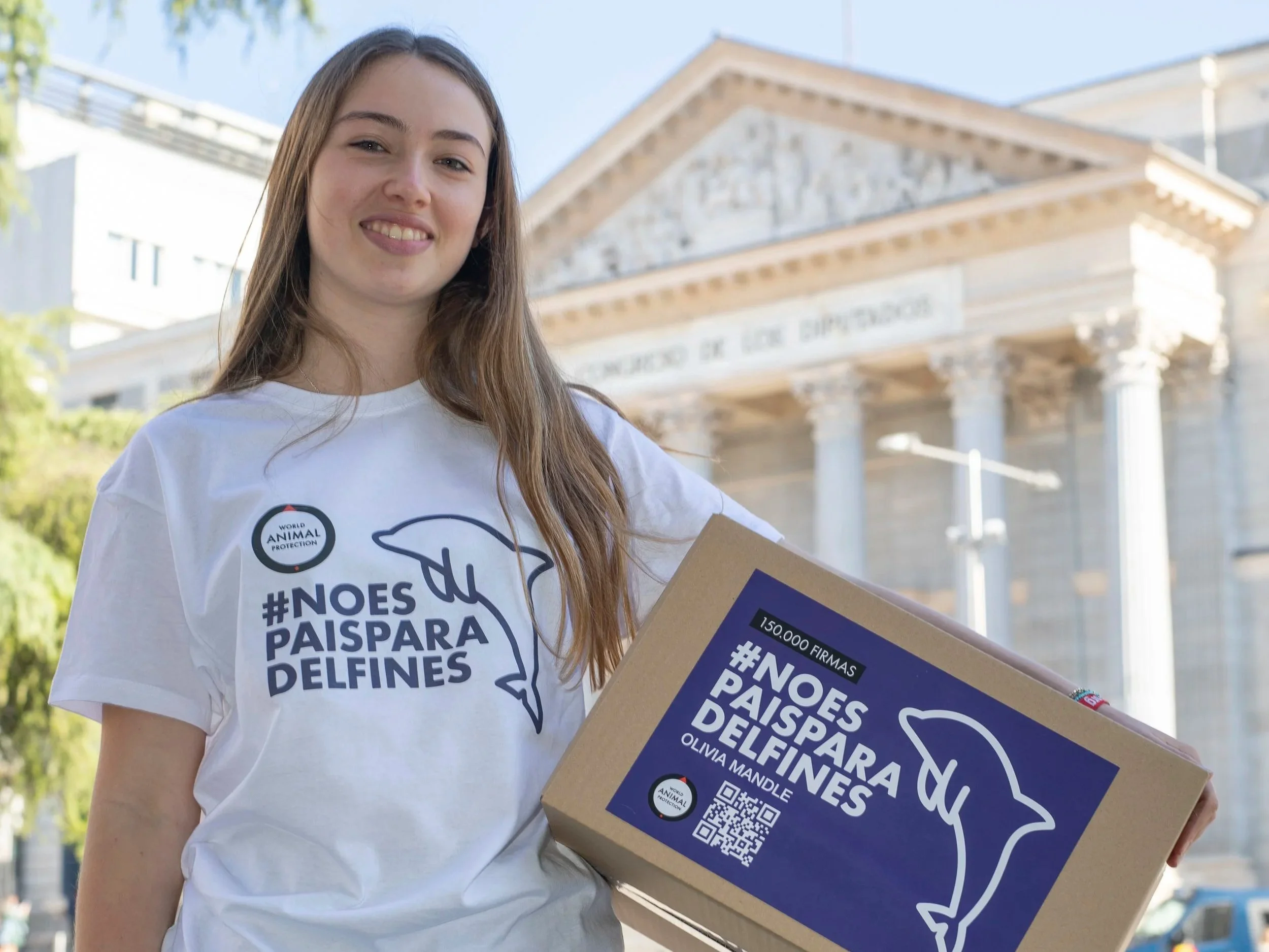 Environmental youth activist Olivia Mandle delivering the signatures of her campaign, #noespaisparadelfines, to the Spanish Congreso de Diputados.