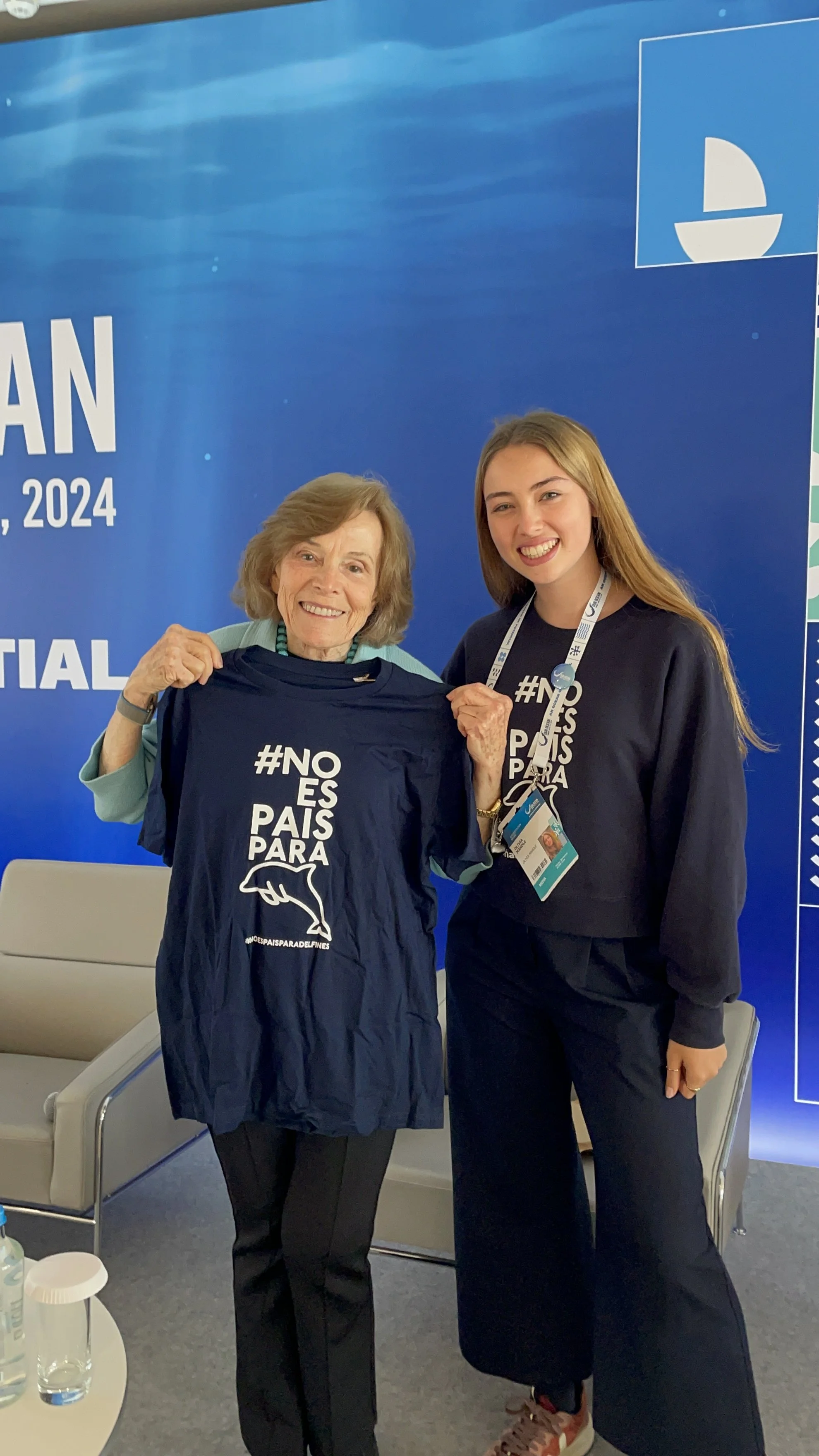 Environmental youth activist Olivia Mandle with Dr. Sylvia Earle and a #noespaisparadelfines t-shirt