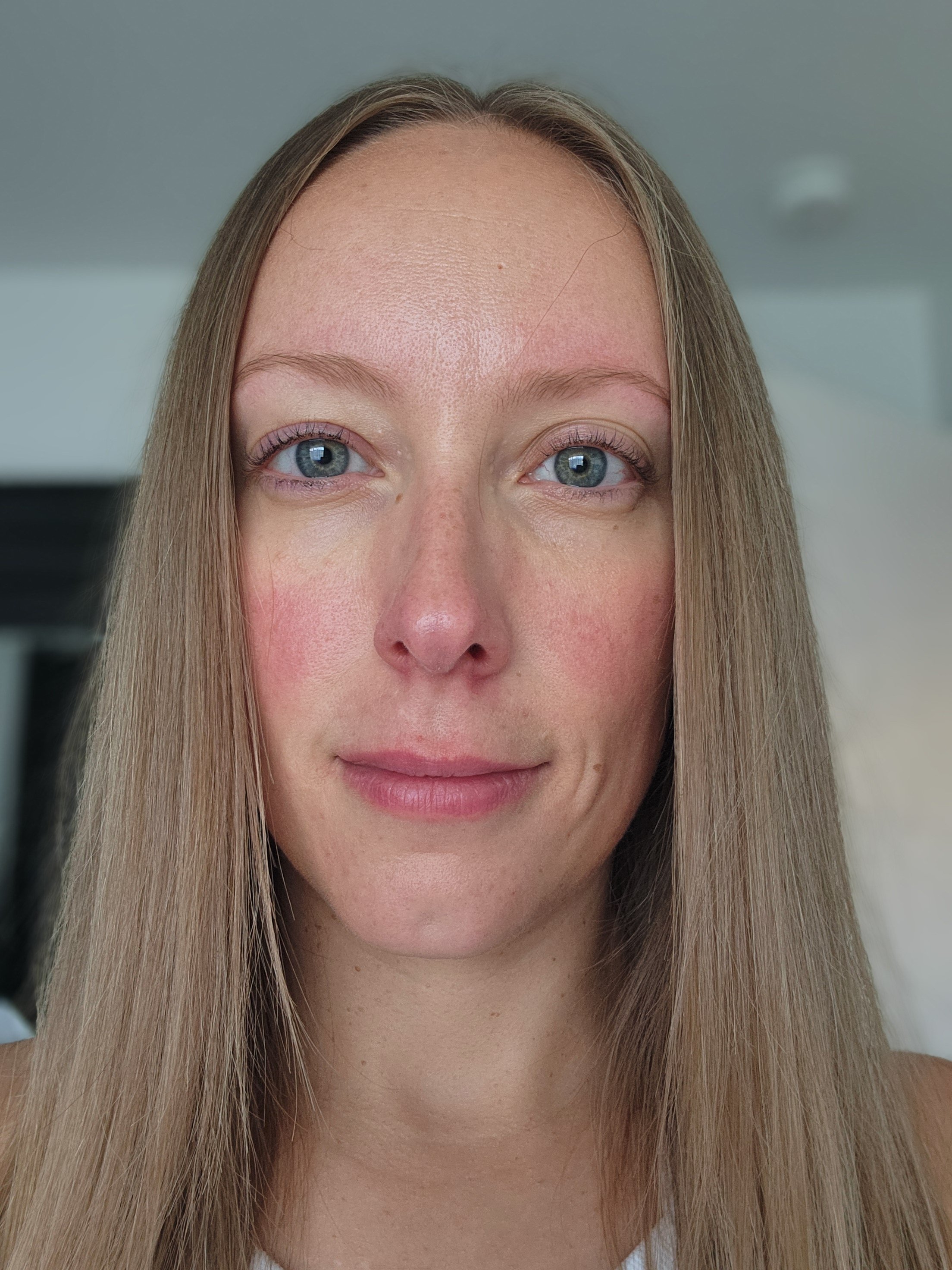 Portrait professionnel dans un environnement lumineux.