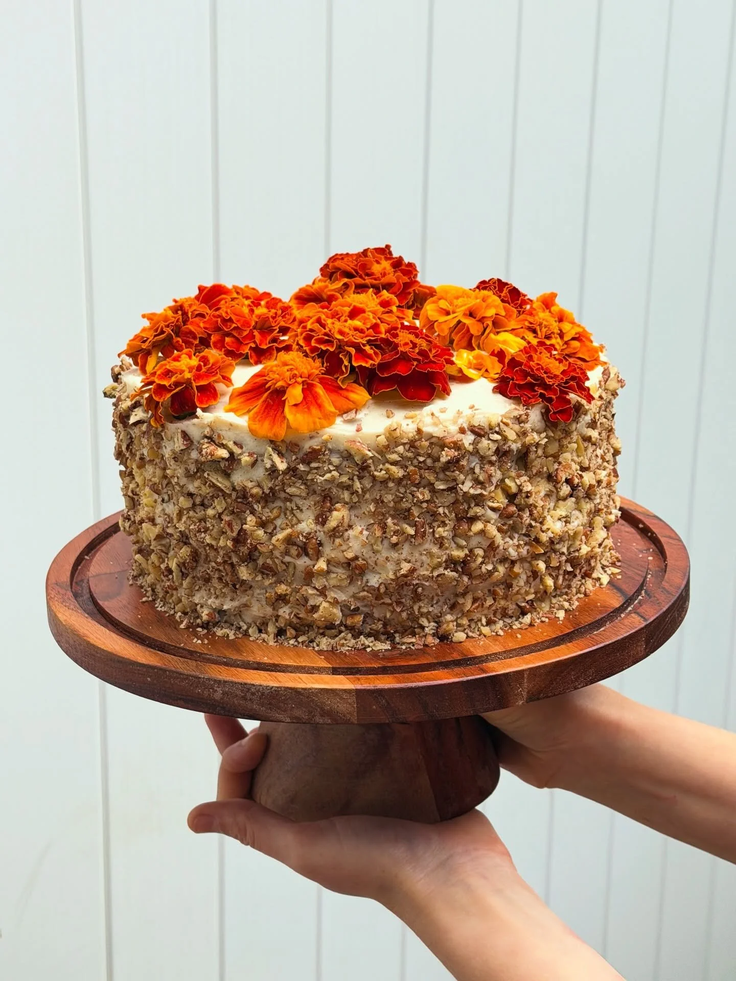 our best selling carrot cake 😍 loaded with freshly grated carrots, organic spices, and the most beautiful edible flowers🥕🌼