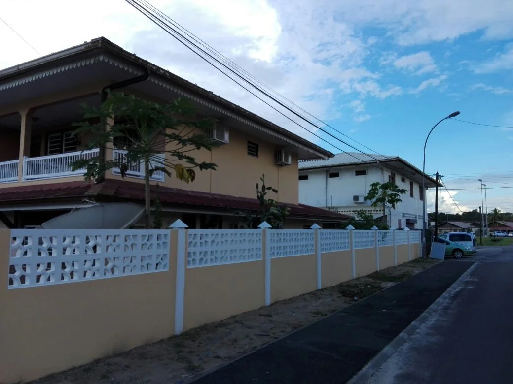 Maisons résidentielles avec clôture fraichement peint.