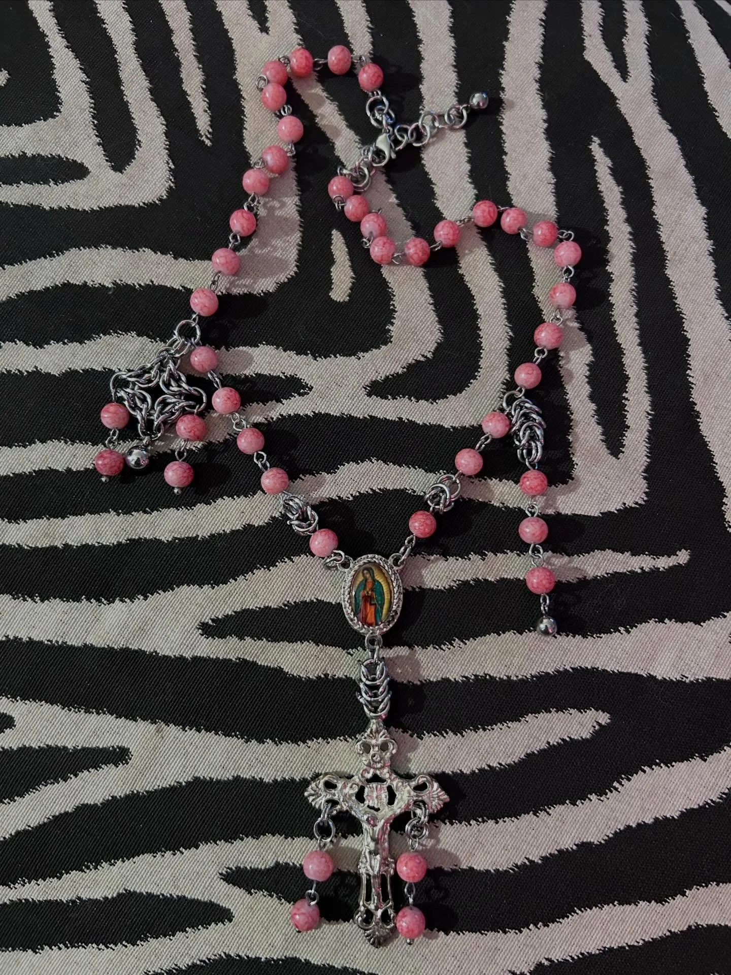 my half of the trade i did with @vesselofdevotion ❤️&zwj;🩹 was such a treat to rework a broken rosary they had and give it new life ☯️ swipe to see the (now perfectly healed) tattoo they did on me : )