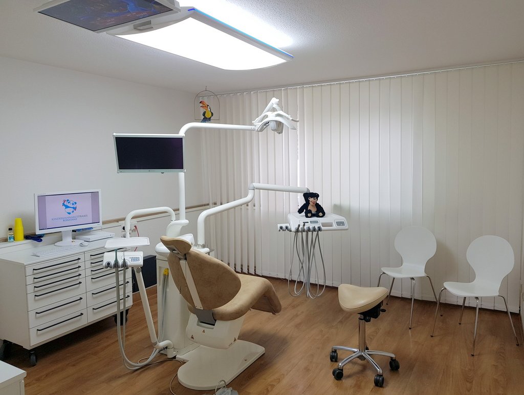 Zahnarztpraxis mit Zahnbehandlungsstuhl, Bildschirm, medizinischen Geräten und Warteschlange