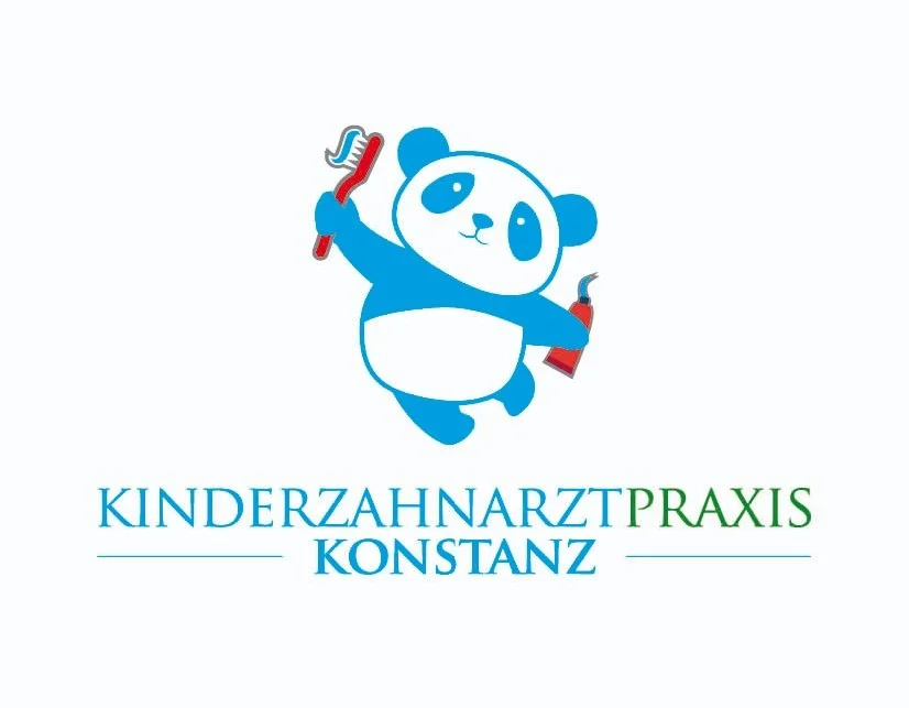 Ein pandaartiger Tier mit Zahnarztinstrumenten, darunter eine Zahnbürste und eine Tube Zahnpasta, repräsentiert eine Kinderzahnarztpraxis in Konstanz.