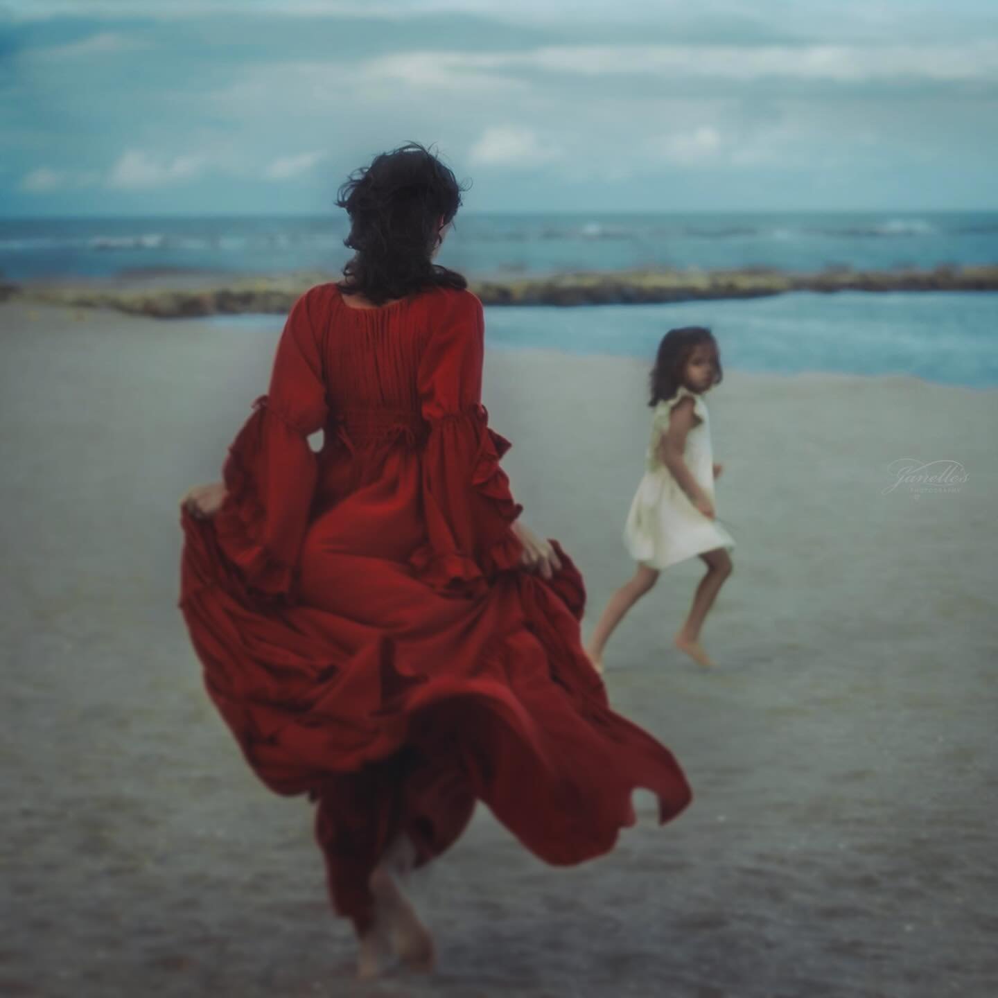 (2/2) We&rsquo;re bringing back our popular micro sessions! Once a month we will be booking a few limited spots at varying themed locations. This month we are taking advantage of the cooler weather and doing beach sessions! 

Two sessions currently u