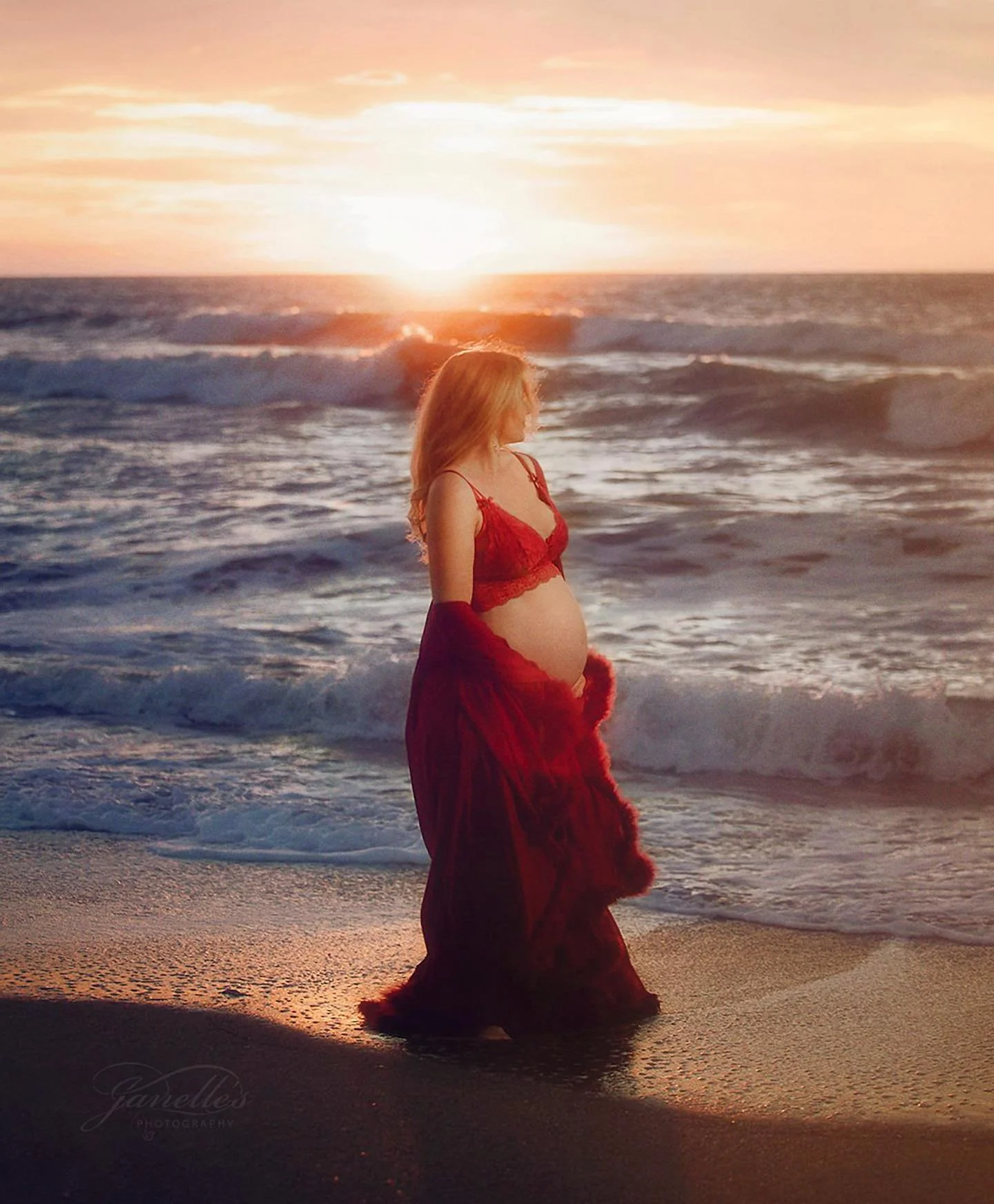 Maternity | @amyjoneal 

Today I wanted to share a couple favorites from our last session with Amy while also wishing her a very happy birthday! You are such a bright light and always spread happiness to everyone around you. Thank you for letting me 