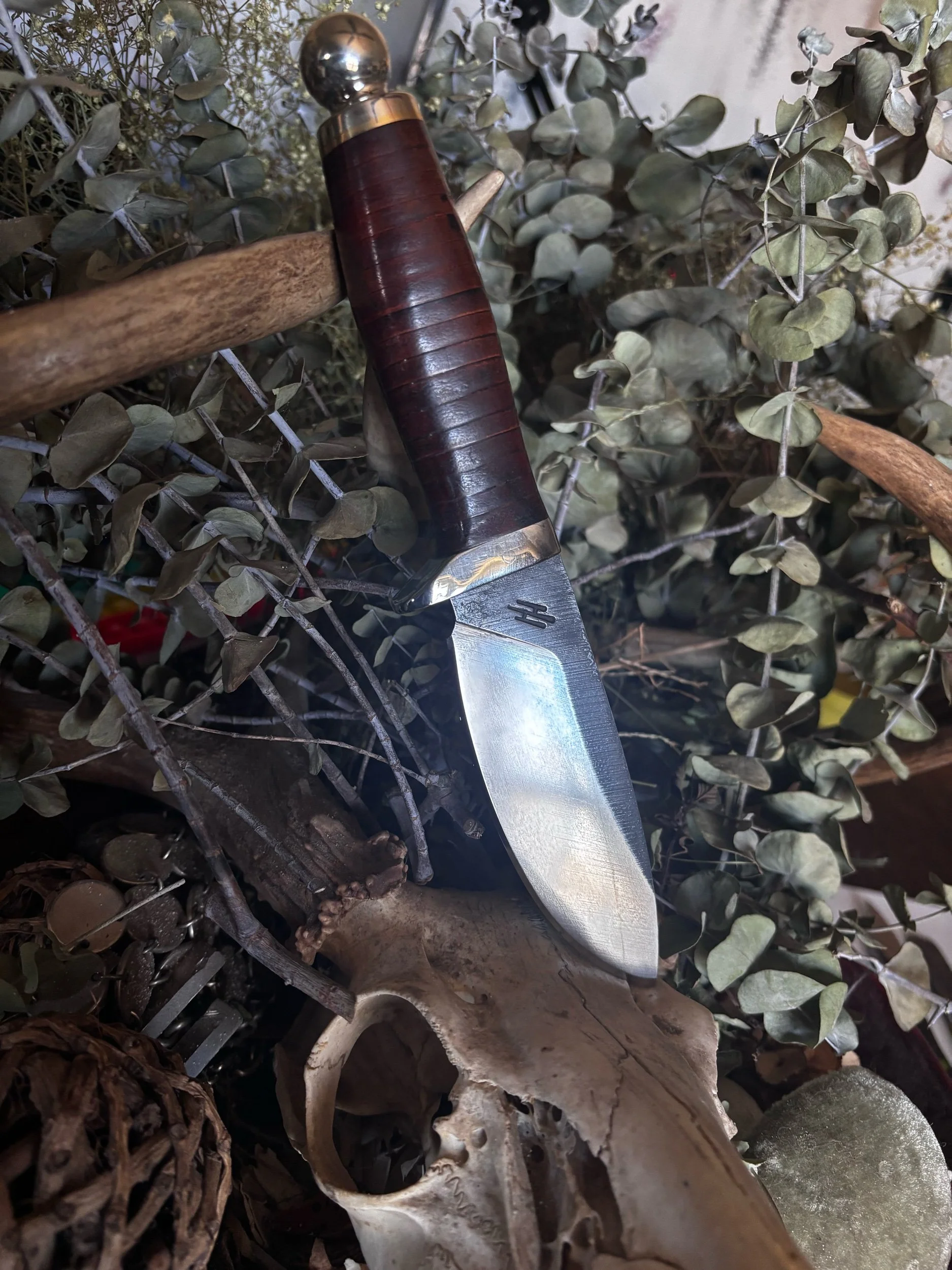 D2 Polished Hunter Leather Stack Handle