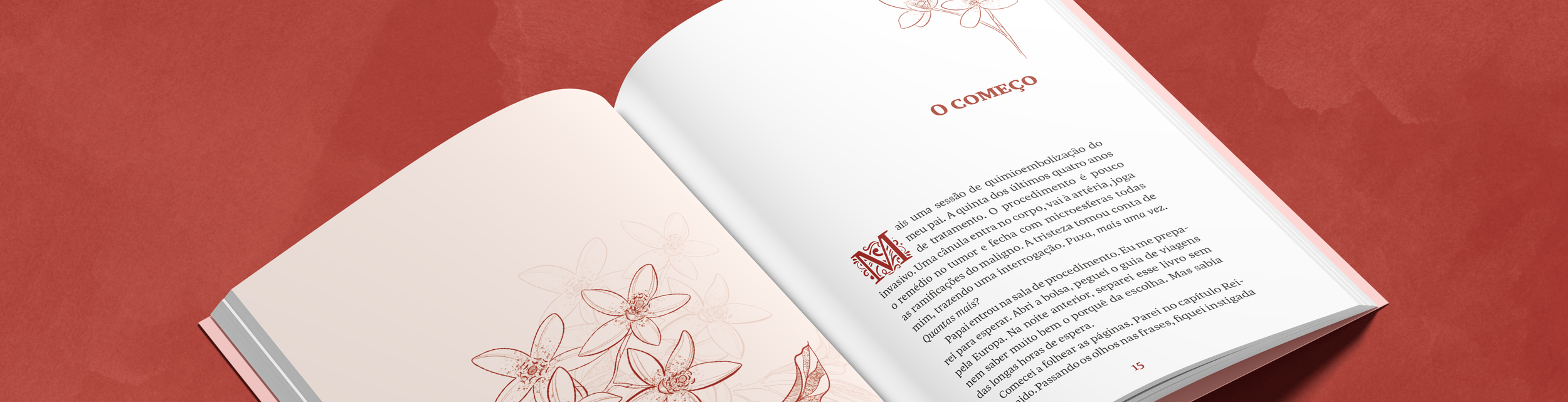 Livro aberto com páginas brancas sobre fundo avermelhado, a esquerda há ilustração de flores em relevo e a direita o texto da página 15 começando com a letra decorada 'M'.