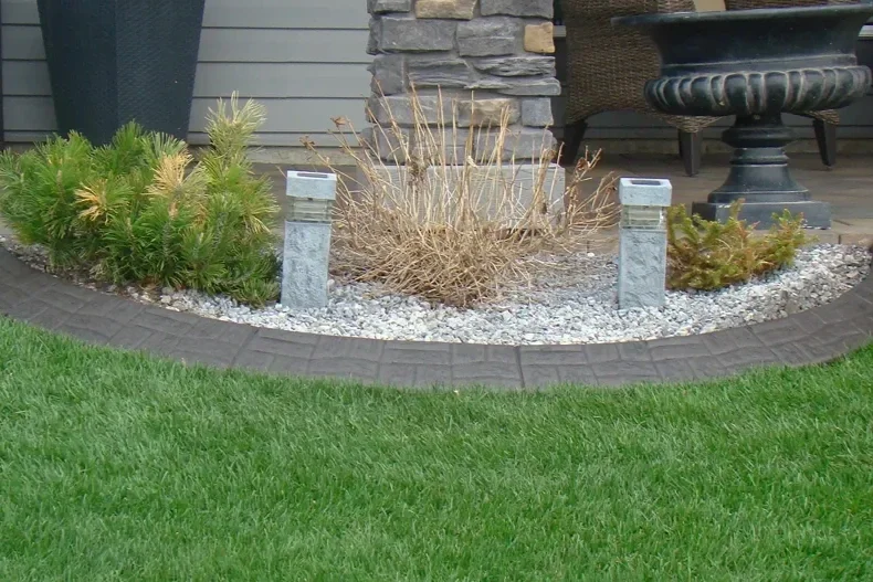 Offset bond stamped concrete edging around patio space