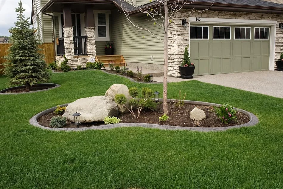 Decorative landscape edging by Creative Edge in residential backyard in Calgary