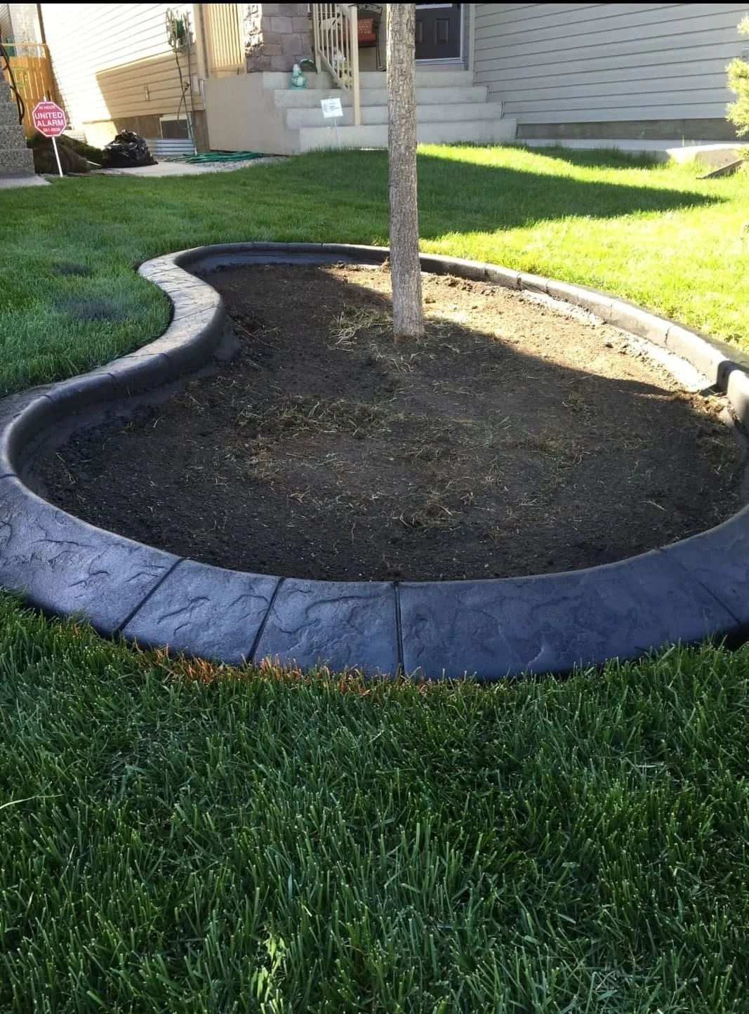 Decorative landscape edging in Slate concrete style in front yard