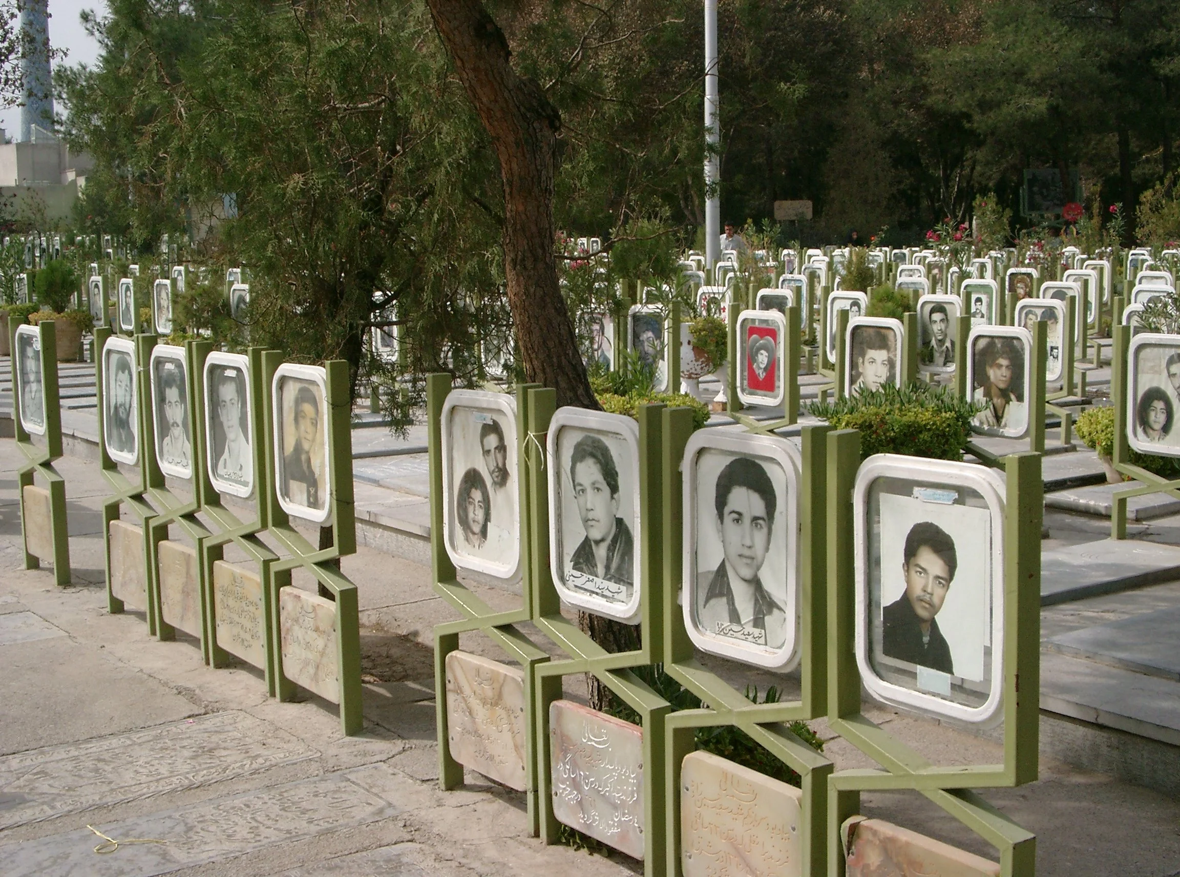 Iran - Esfahan Cemetery of Martyrs 3921 24.15.JPG