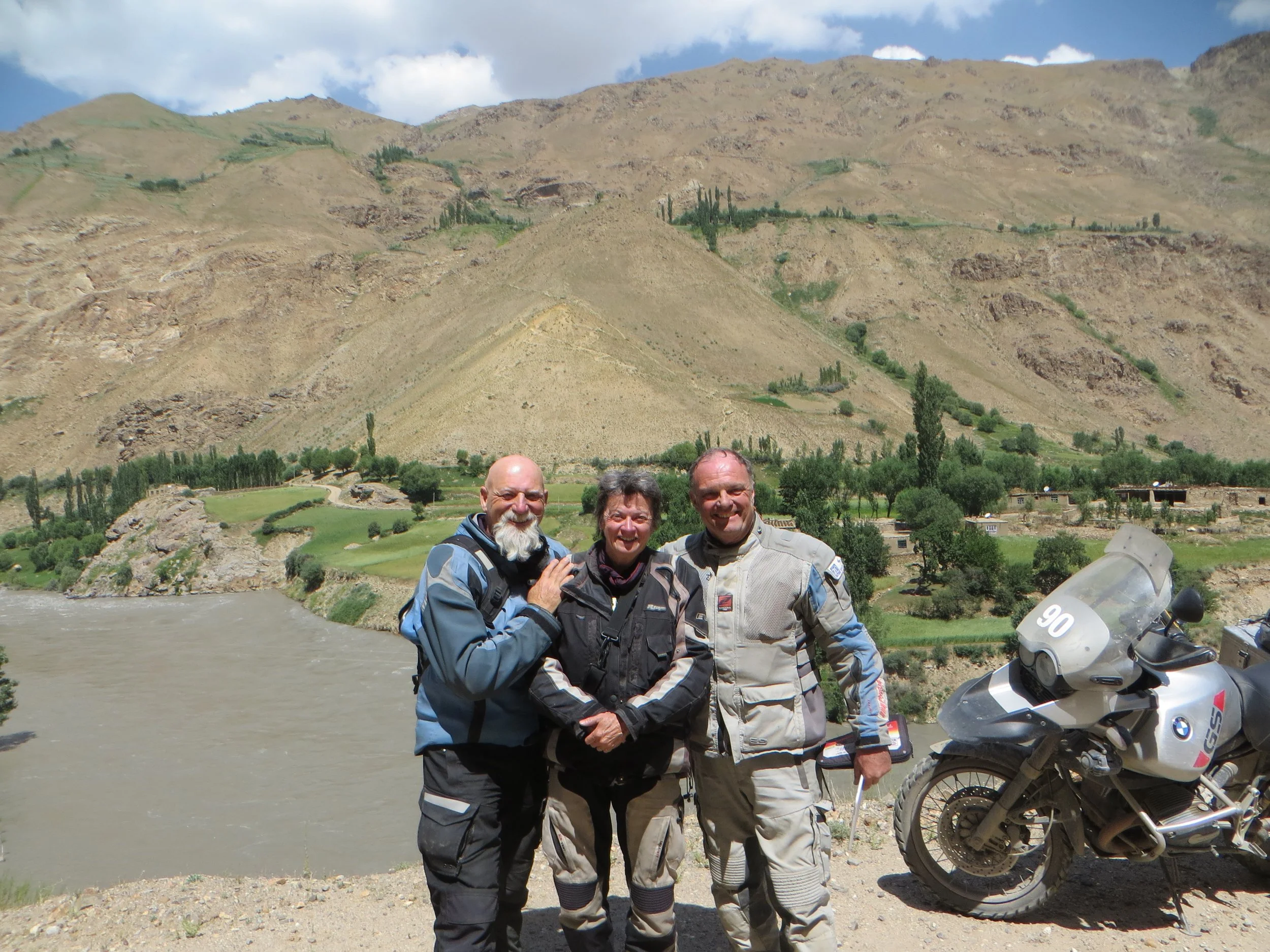 Pamir day three  Khorug to Ishkashim (100) - meeting with Italinas 39.30.JPG