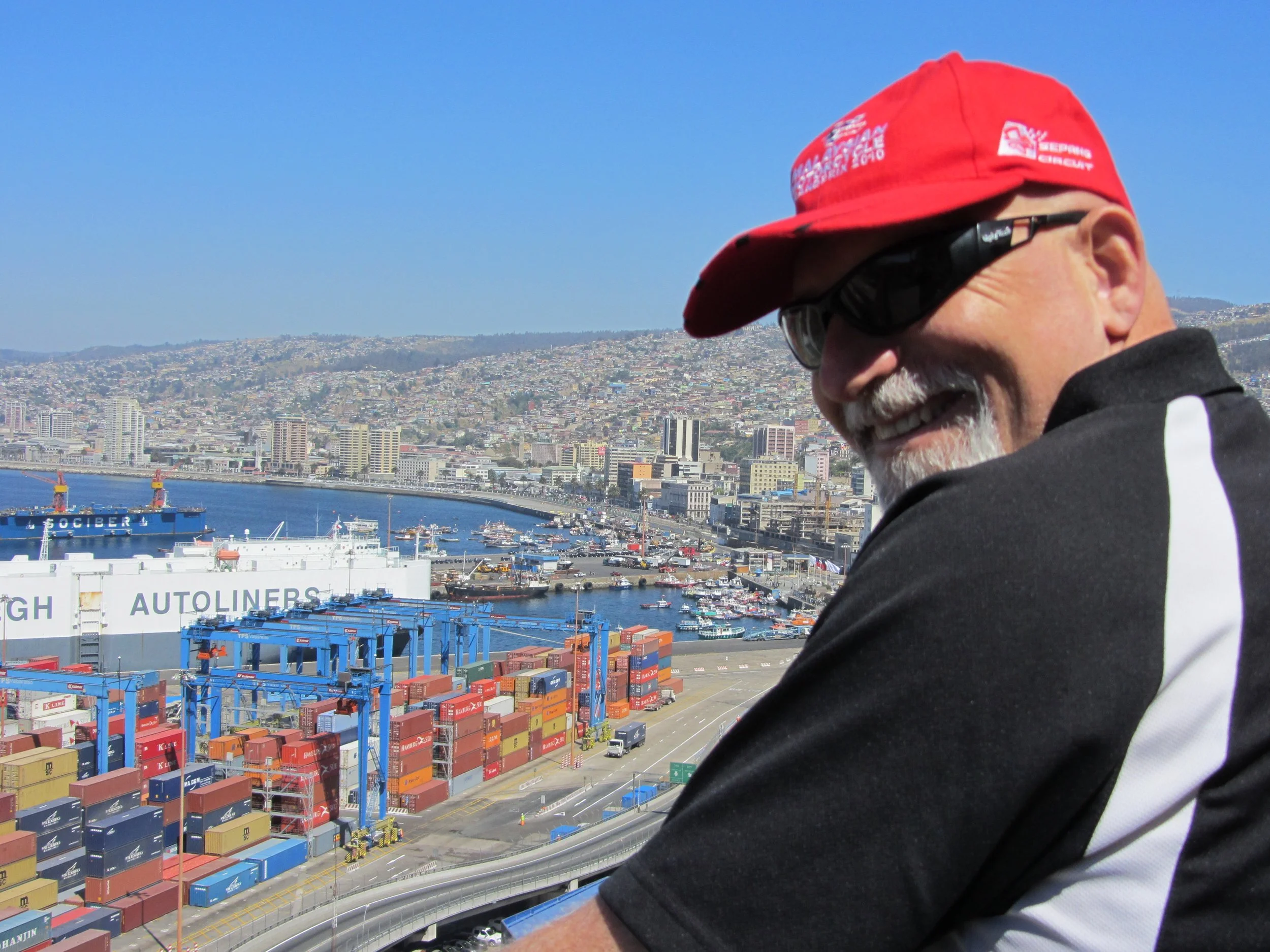 Valparaiso - Brian checks out the port 261011 - 14.00.jpg