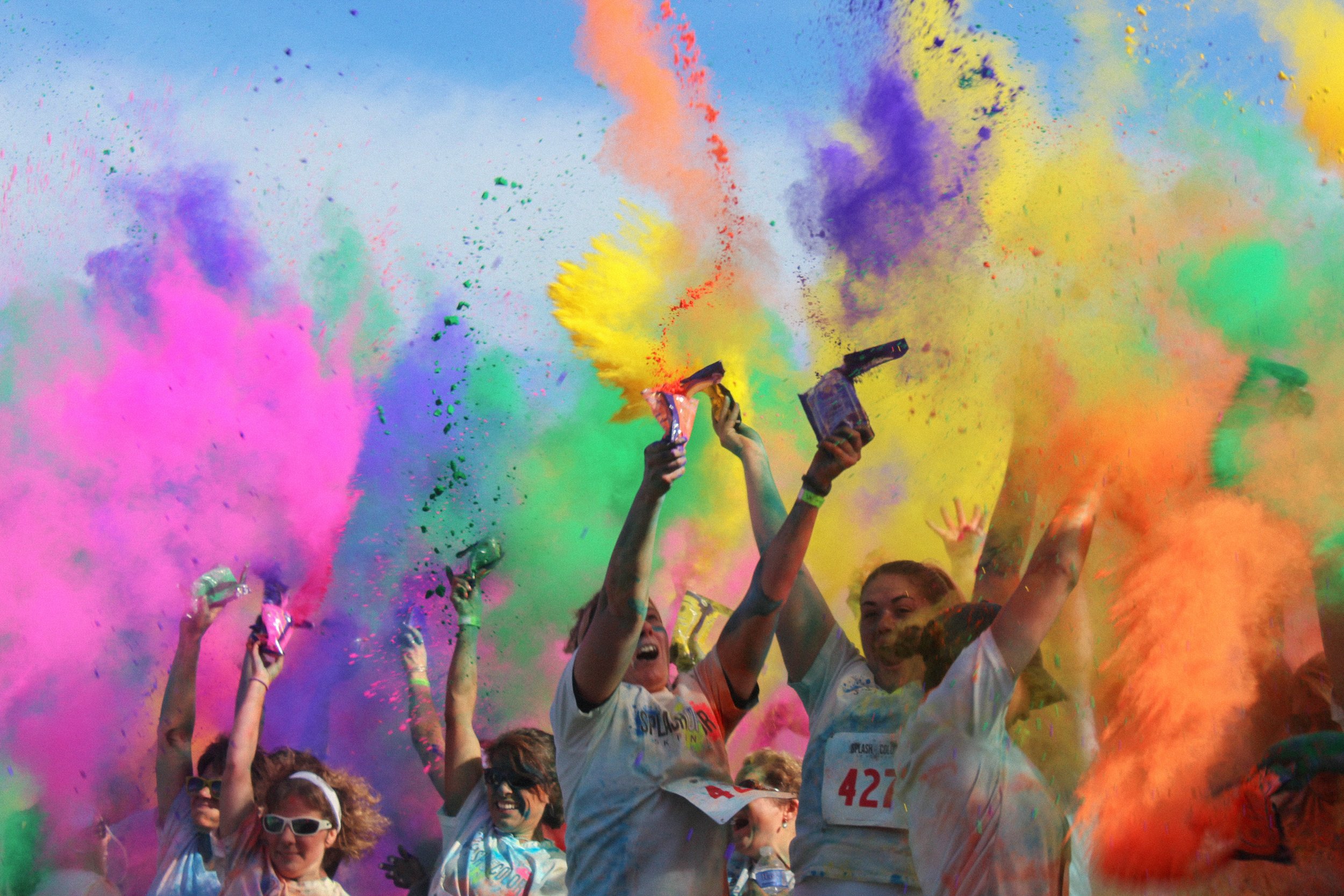 5k run with colors being thrown