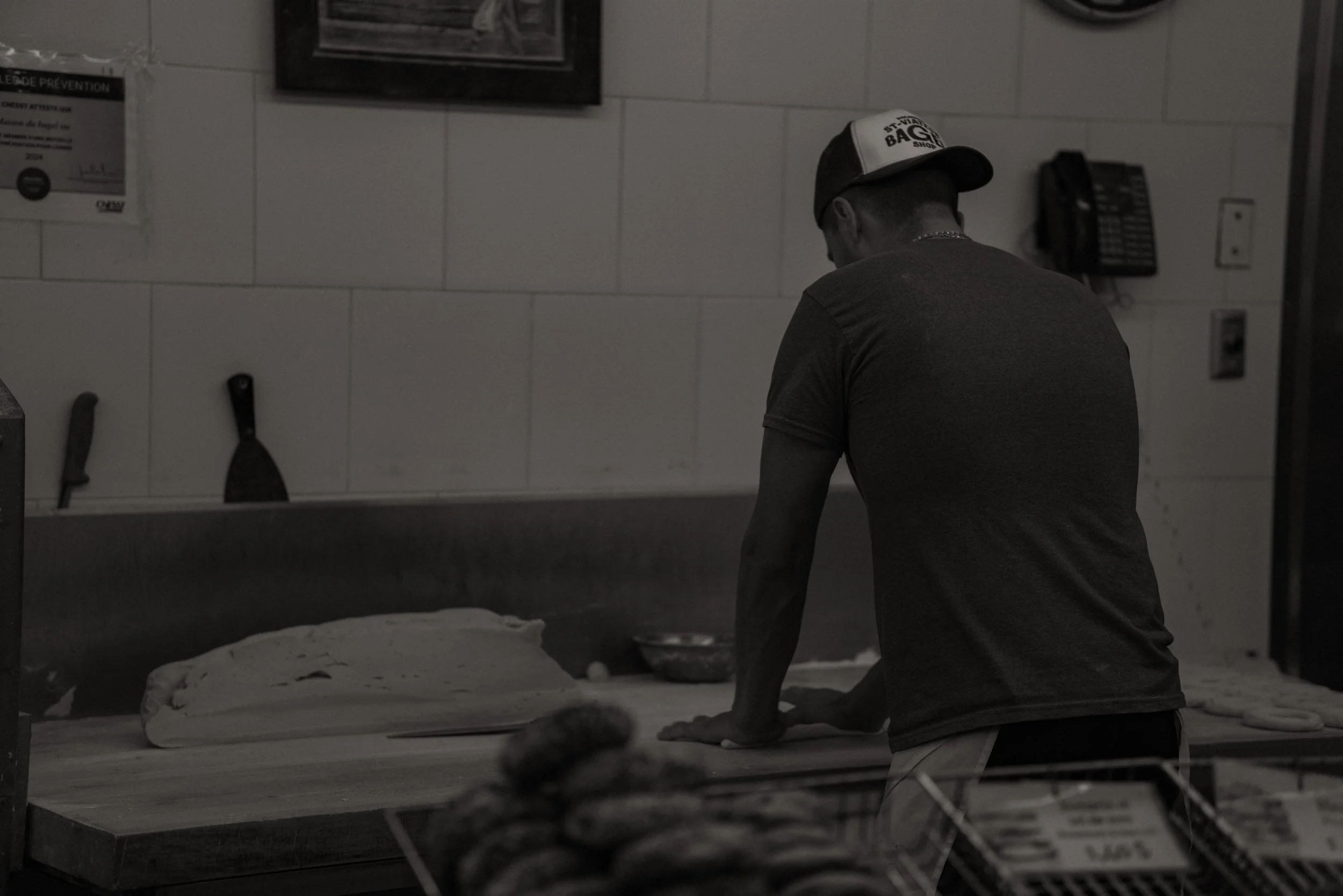 2024 Man Making Bagels in Montreal / 2024 Un homme qui fait des bagels