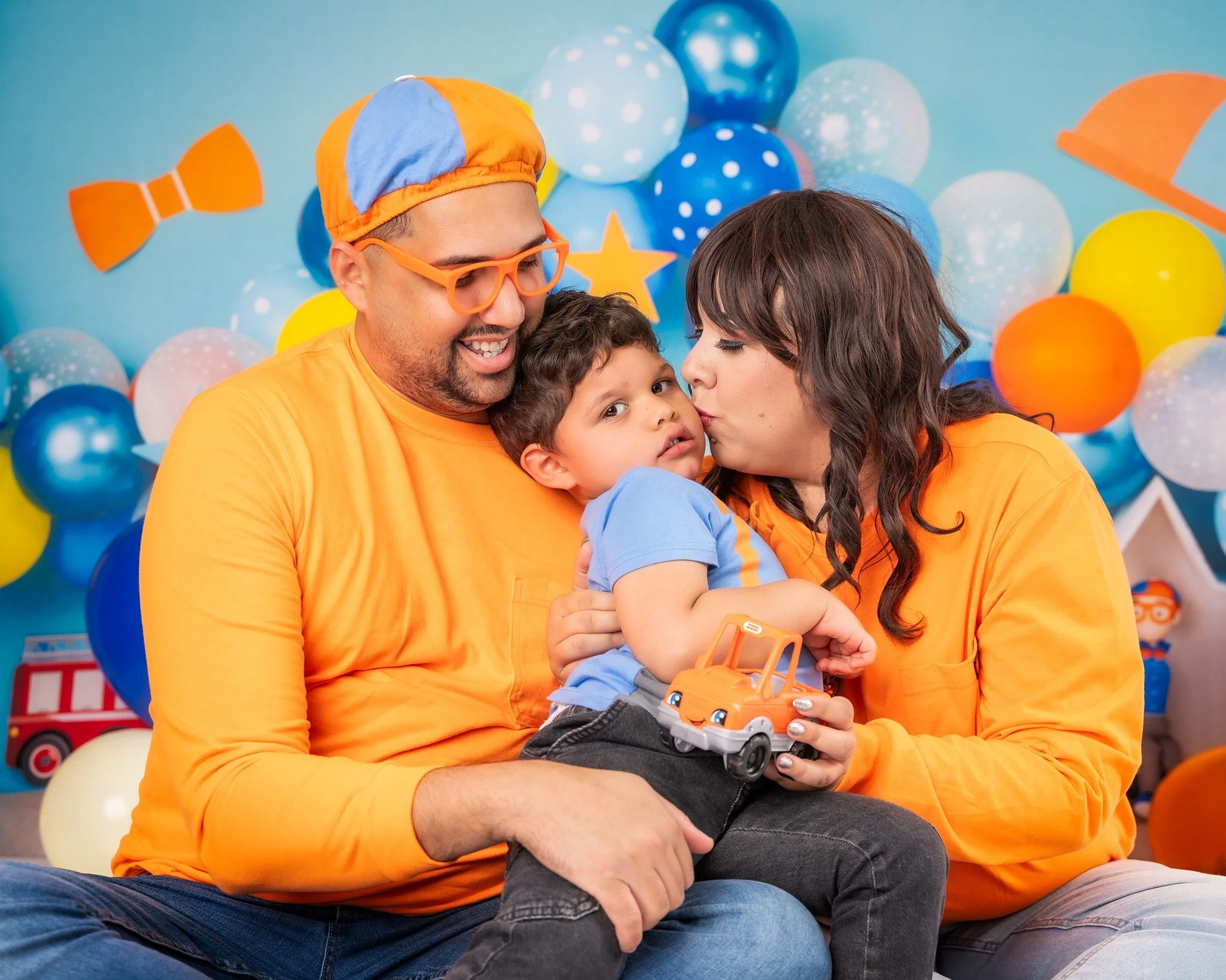 ✨ &ldquo;Blippi: where every little moment becomes a big memory.&rdquo; ✨
✨ &ldquo;Blippi: donde cada peque&ntilde;o momento se convierte en un gran recuerdo.&rdquo; ✨
The most genuine smiles and childhood magic shine brightest when everything feels 