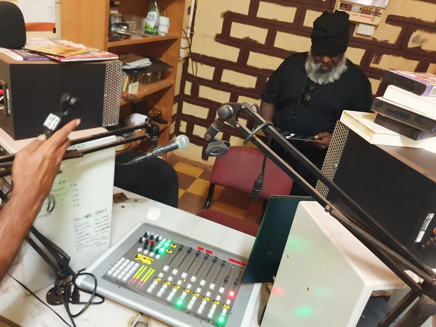 Local Kintore broadcast legend Adam Gibbs checking out the new studio desk upgrades with our P.A.W. team. Thanks to the support of NIAA. 🫶🏽