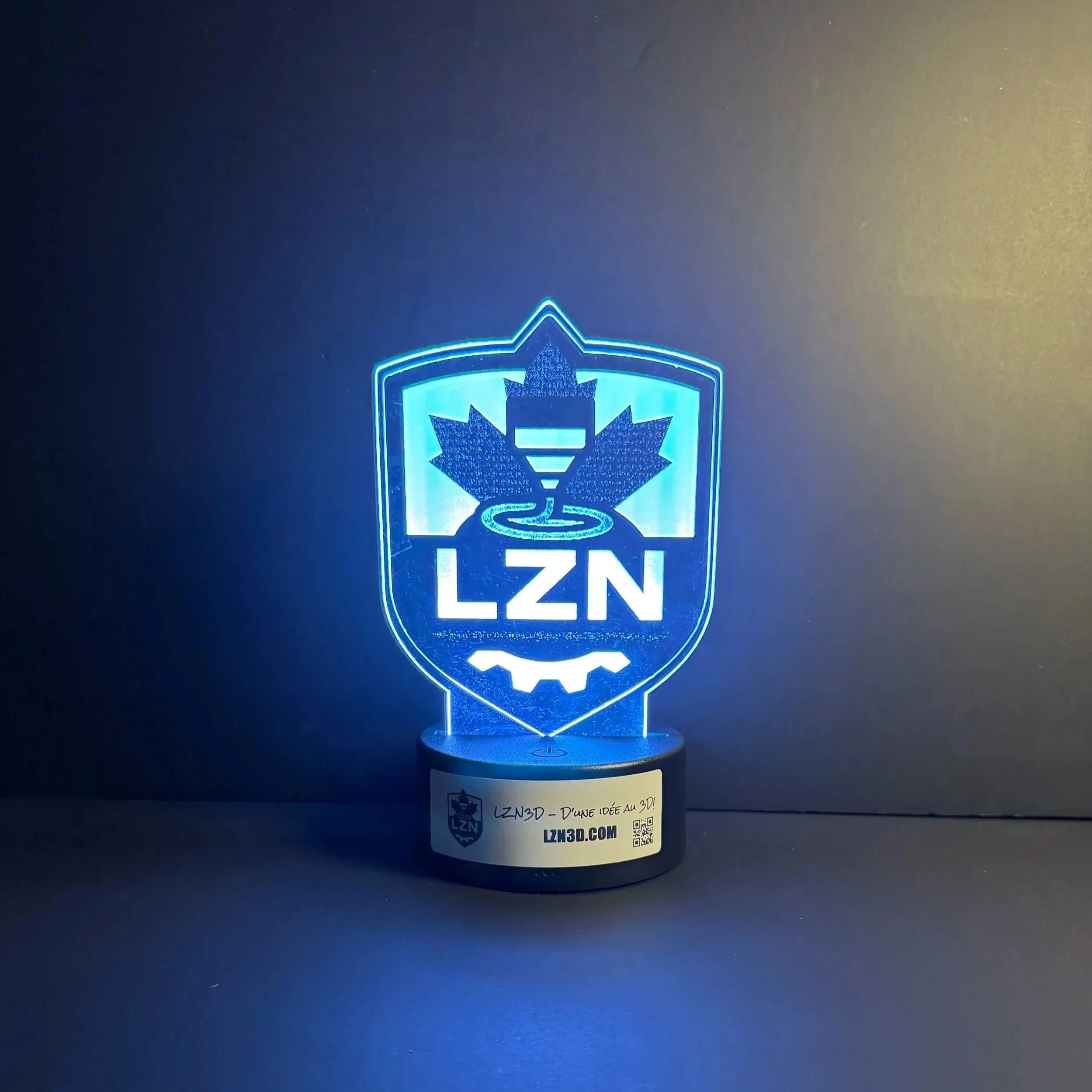 Lampe LED (veilleuse) du logo de LZN en forme de bouclier avec une feuille d'érable, du texte 'LZN'.