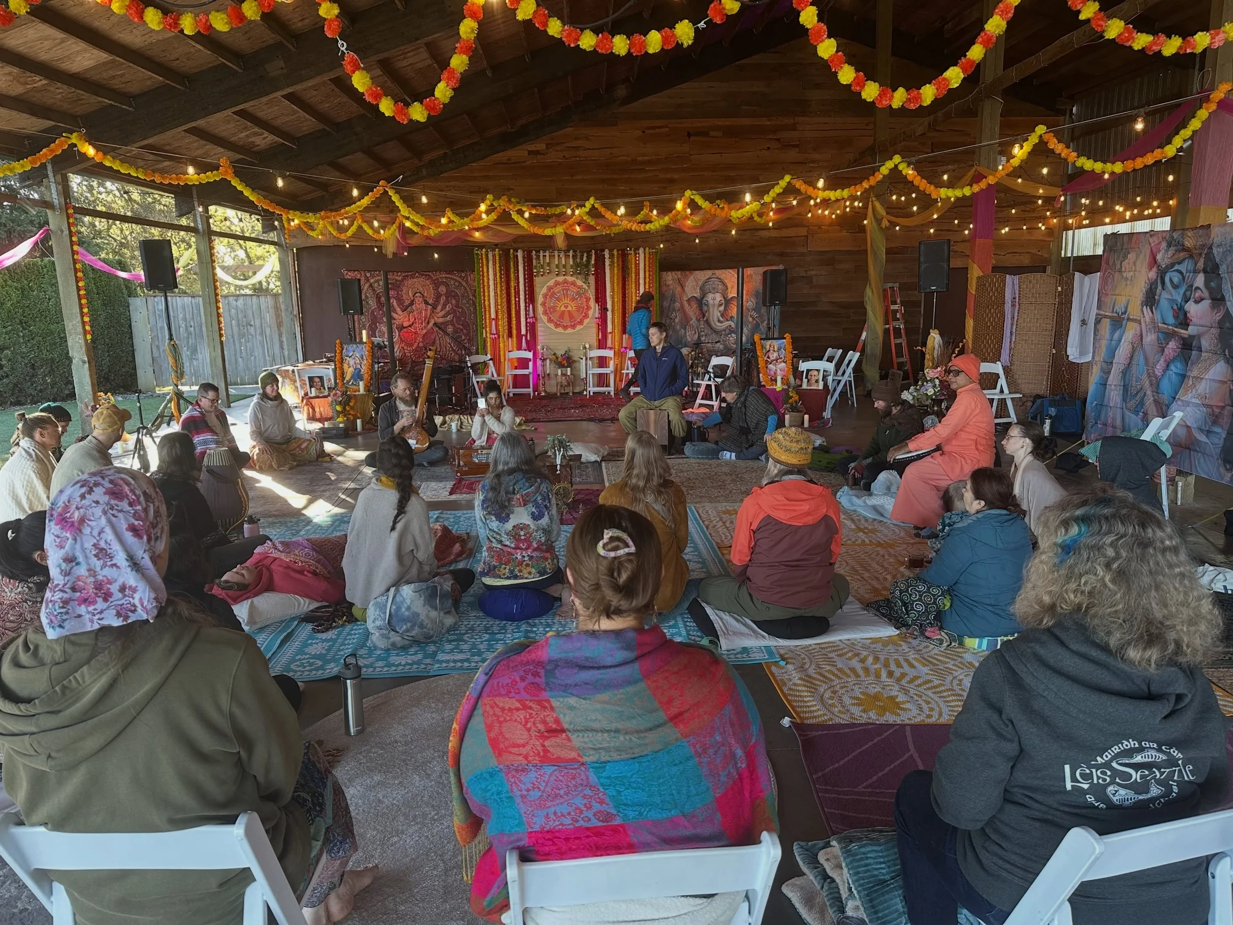 Such a glorious end to a beautifully sacred weekend! So many talented artists and loving souls gathered in community.  It was such an honor to be a part of @mossandmoksha vision. We are looking forward to supporting many more @bhakti_rising to come ?