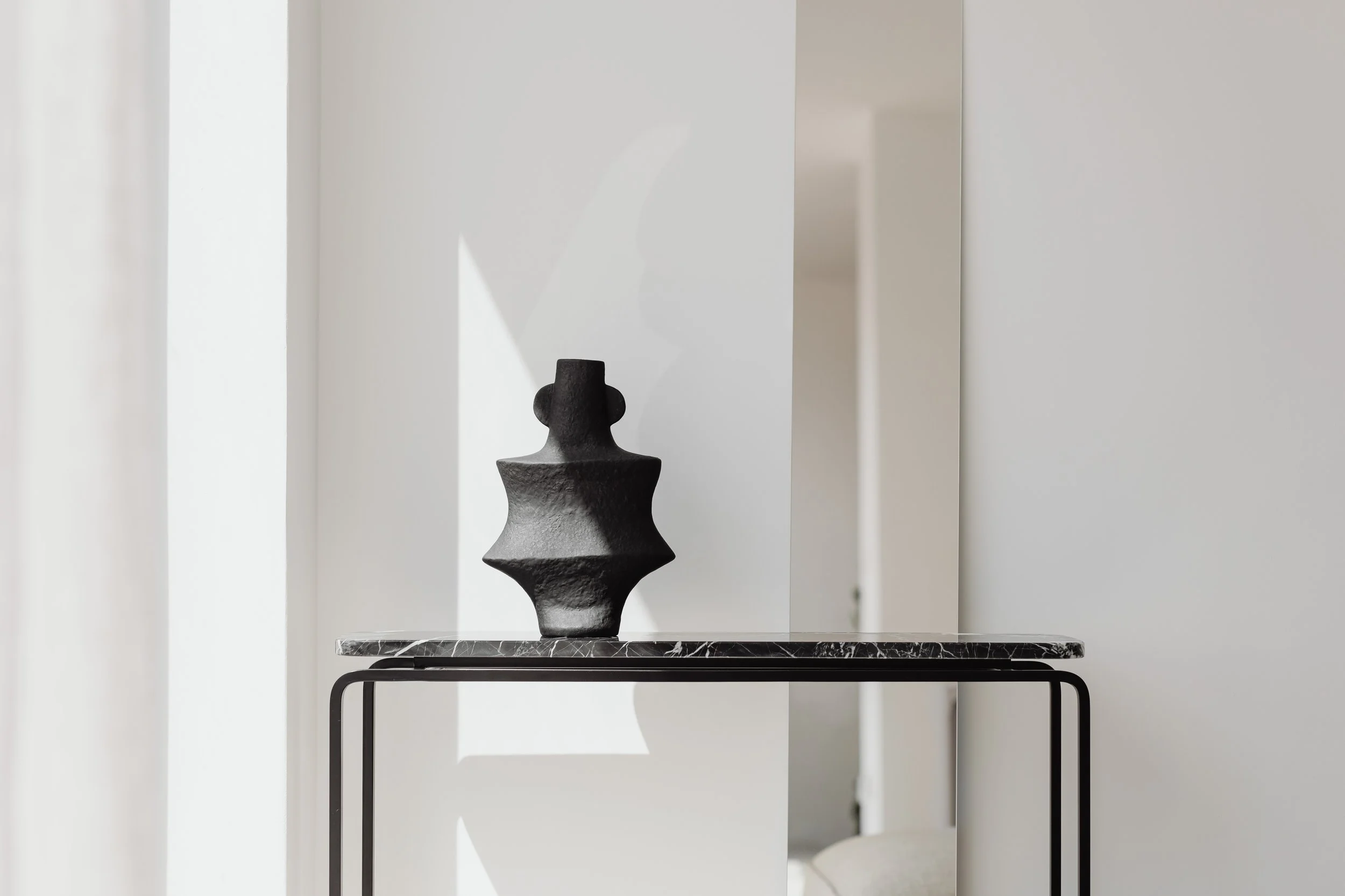 kaboompics_Black ceramic vase - mirror - black Nero Marquina marble console (1).jpg