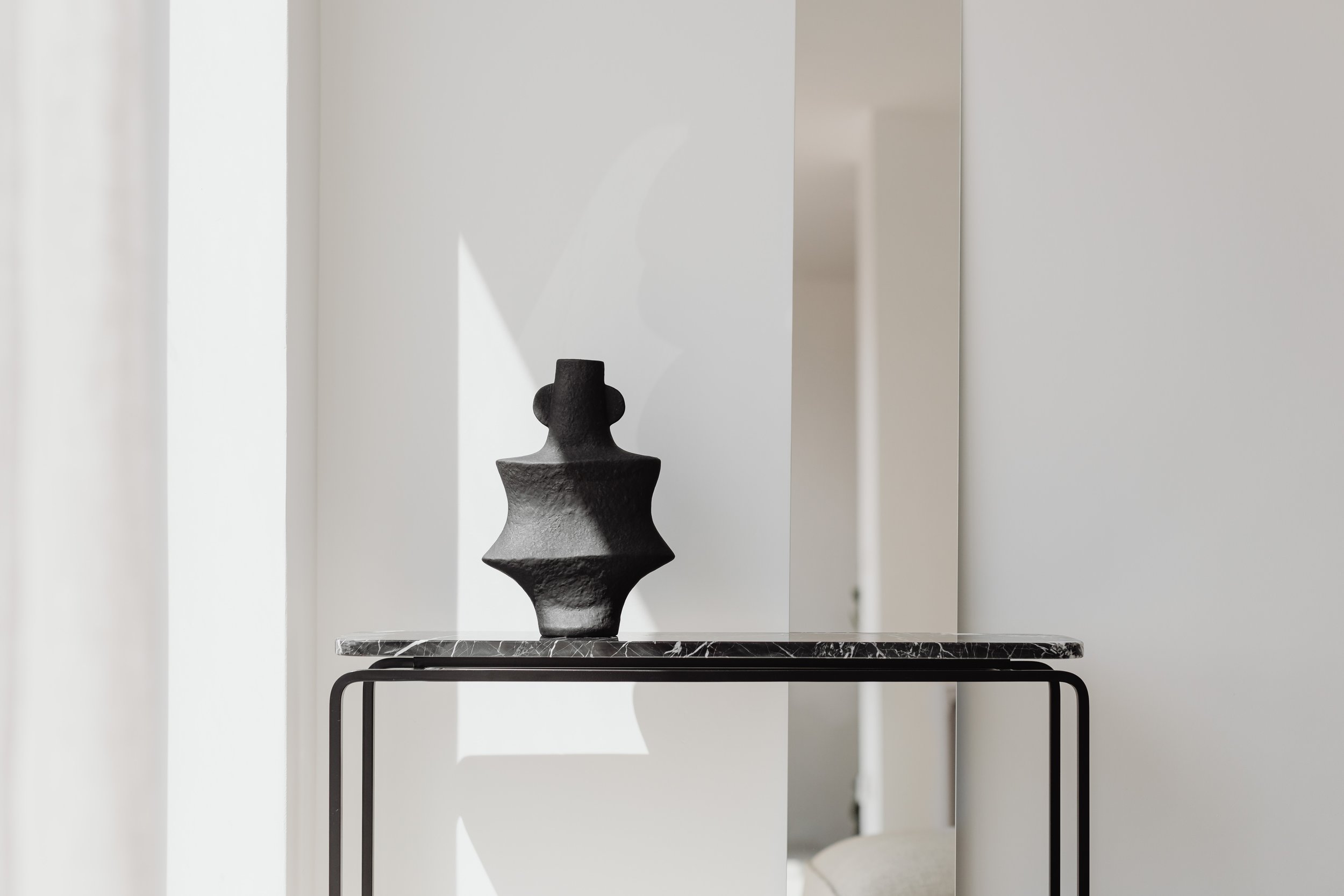 kaboompics_Black ceramic vase - mirror - black Nero Marquina marble console (1).jpg
