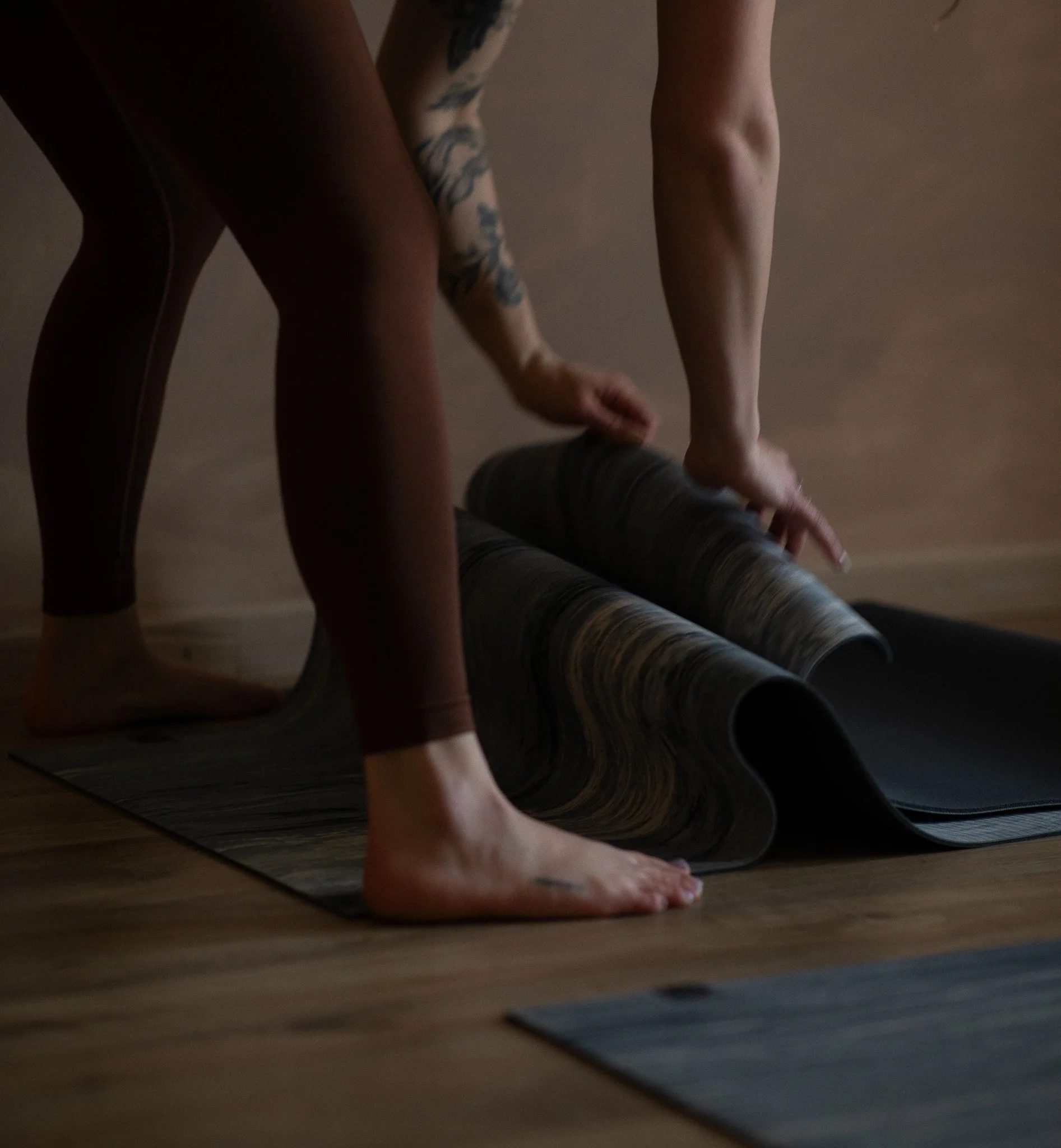 Hyvinvointibrändin valokuvaus – joogamatto ja rauhallinen tunnelma