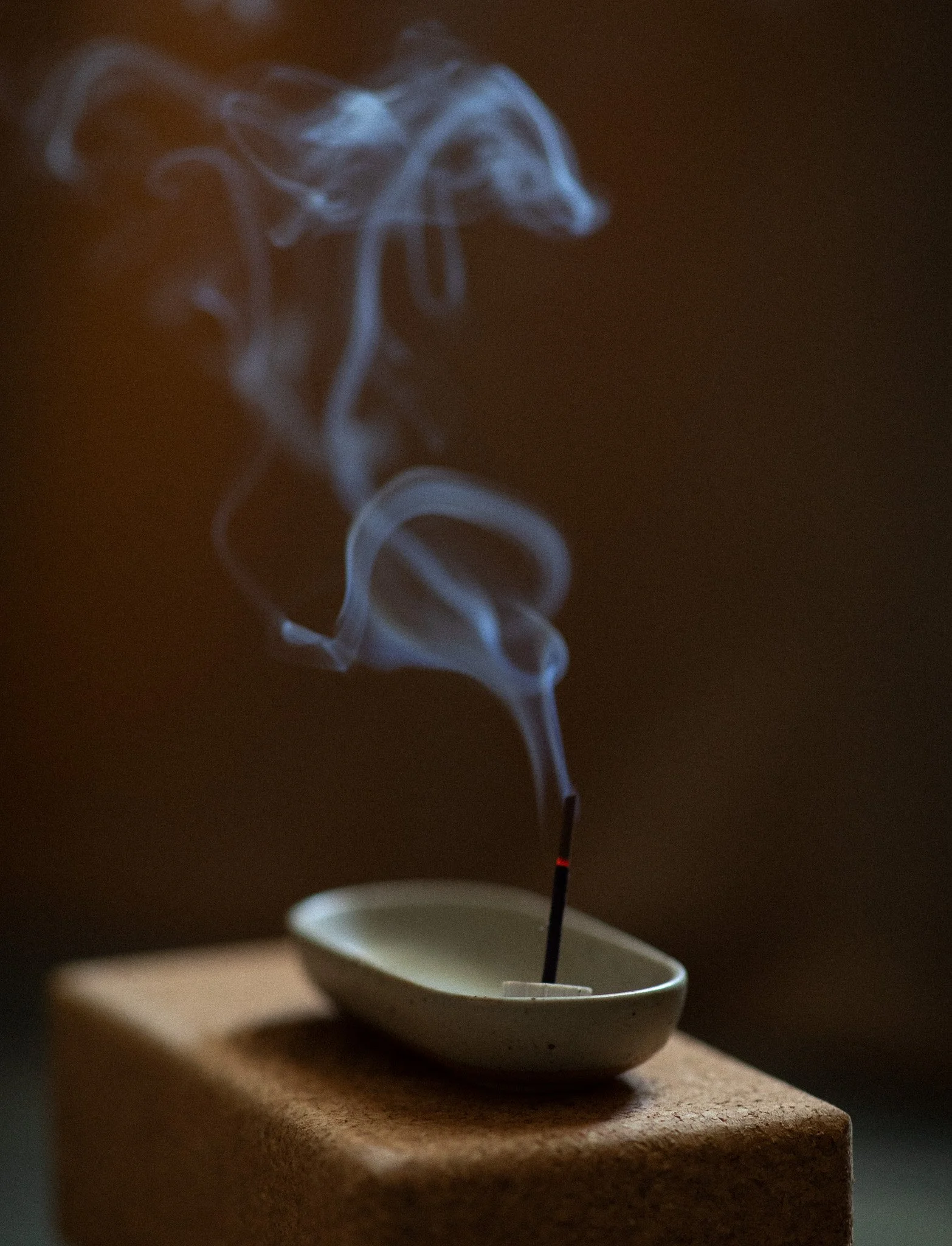 Joogastudion brändikuva, suitsukkeesta leijaileva höyry, tunnelmallinen