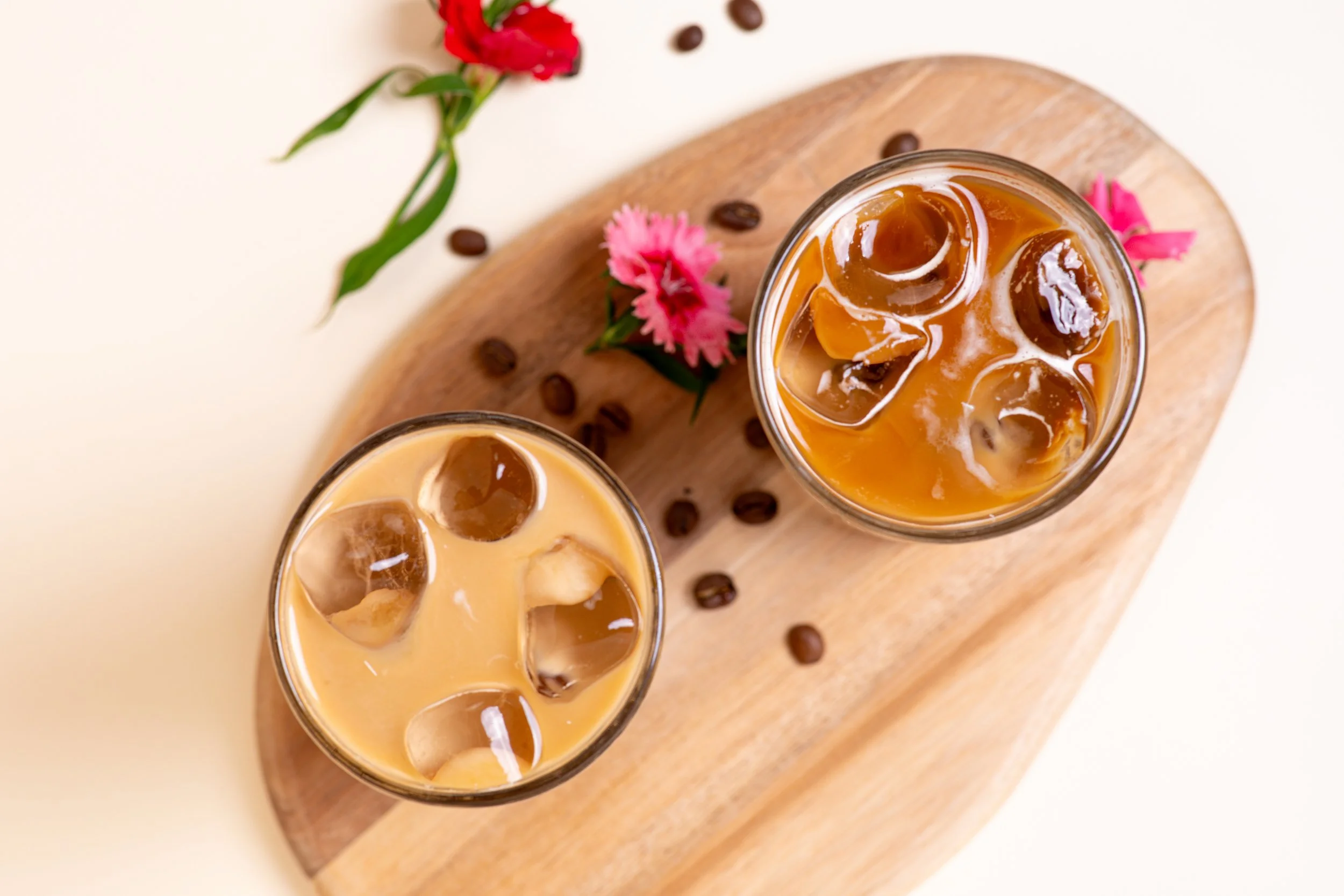 Jääkahvit ja kahvipavut asetelmassa – lifestyle- ja tuotekuvaus kahvila- ja juomabrändeille