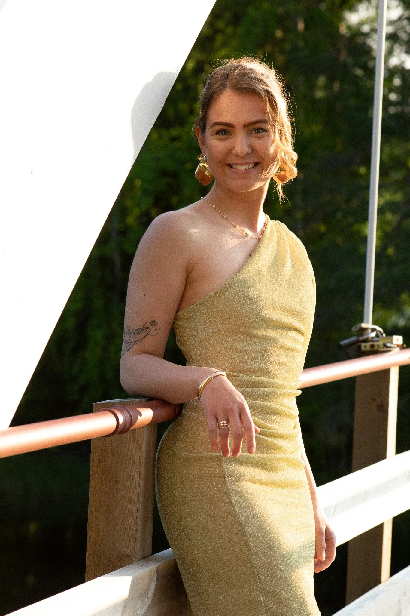 Nainen sillalla luonnonvalossa – valmistujaiskuva rennossa ja aidossa lifestyle-ympäristössä