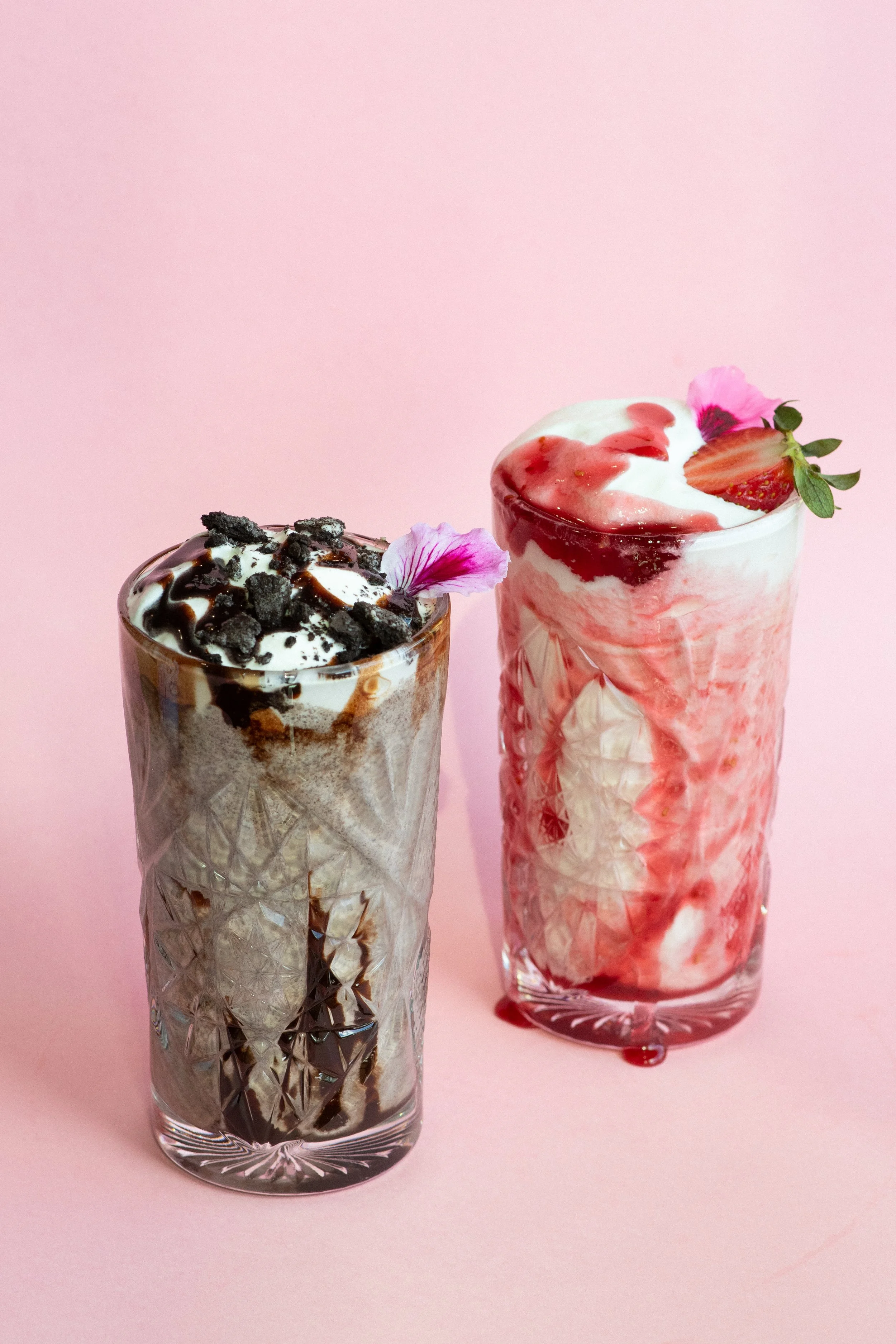 Värikkäät jälkiruokajuomat pinkillä taustalla – moderni tuotekuvaus juoma- ja lifestyle-brändeille